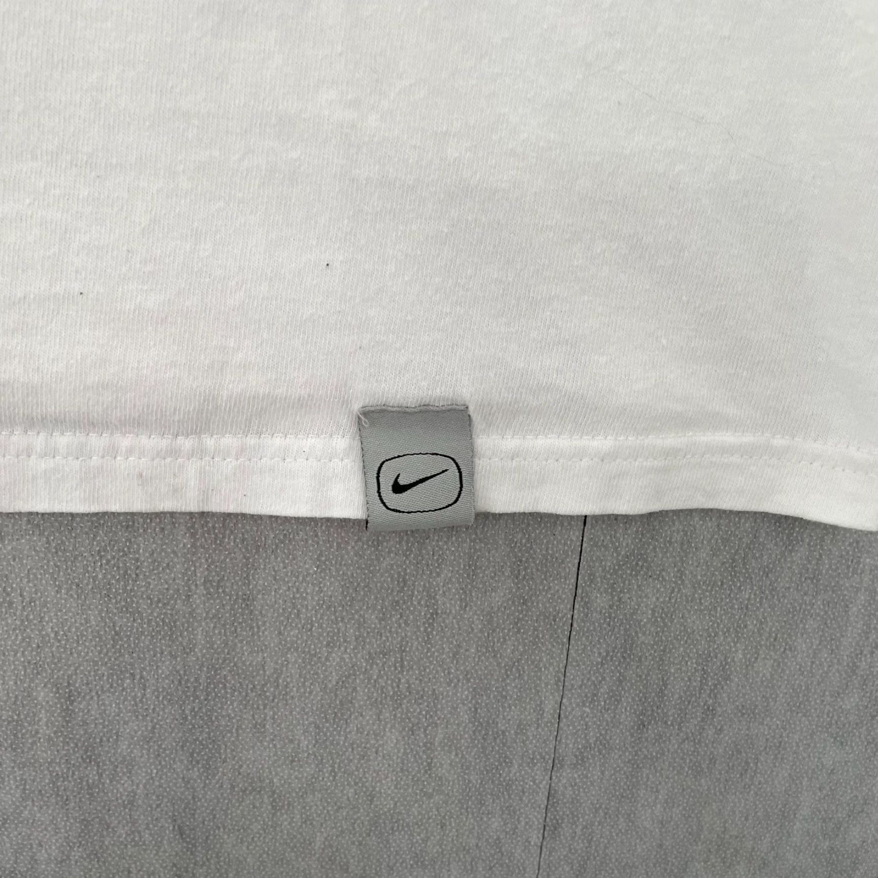 Nike VINTAGE Nike Shirt Adult XL White Long Sleeve Crew Neck Center Logo Mens Y2K Size US XL / EU 56 / 4 - 3 Thumbnail