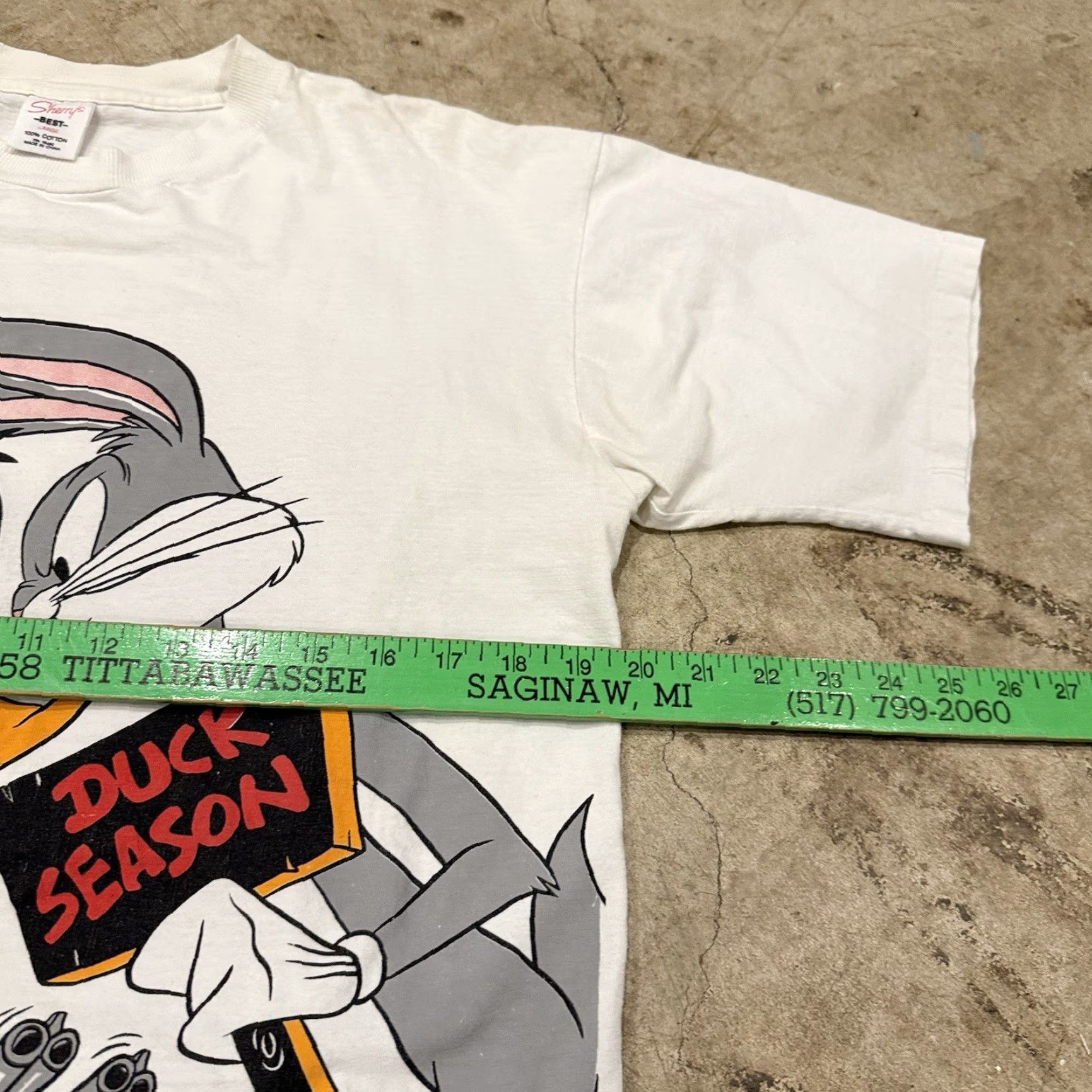 Vintage VINTAGE 90s Daffy Vs Bugs Bunny Tshirt Mens Large 1993 White Big Print Rare Looney Tunes Shirt Mens L White 90s Cartoon USA Baseball? Size US L / EU 52-54 / 3 - 6 Thumbnail