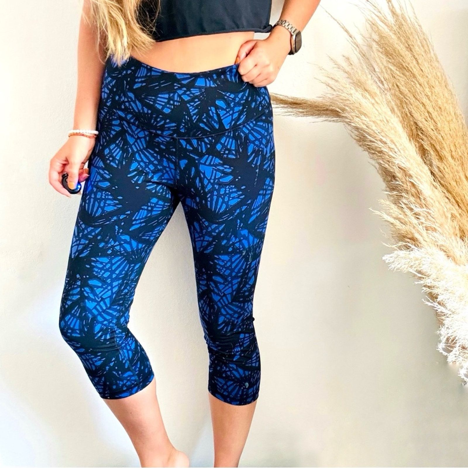 Old Navy 3 OLD NAVY Blue Print $48 High Rise Crop Leggings Capri Size 32" / US 10 / IT 46 - 3 Thumbnail