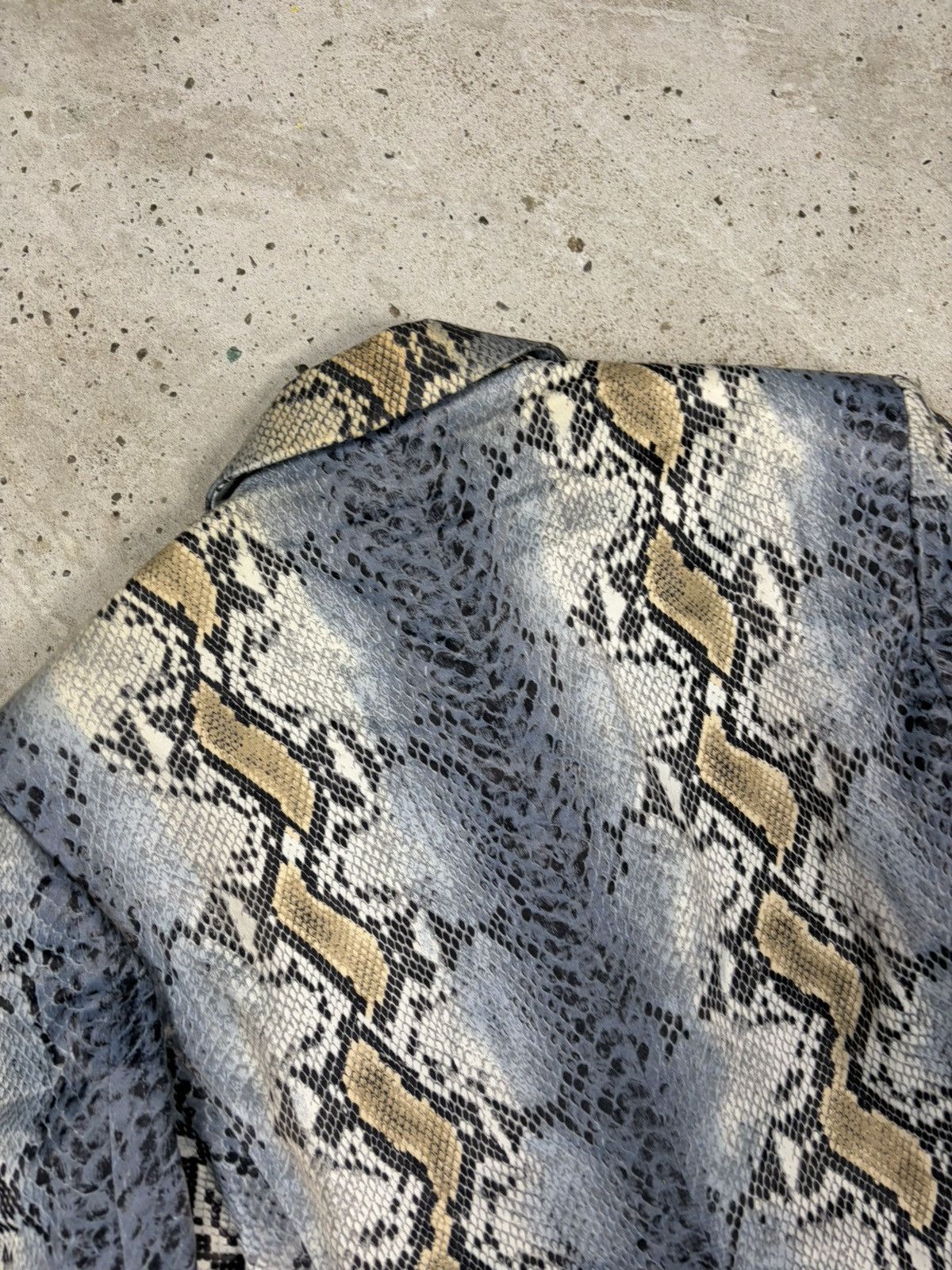 Roberto Cavalli Vintage 2000s Roberto Cavalli Snake Skin Python Print Blazer Size XL / US 12-14 / IT 48-50 - 19 Thumbnail