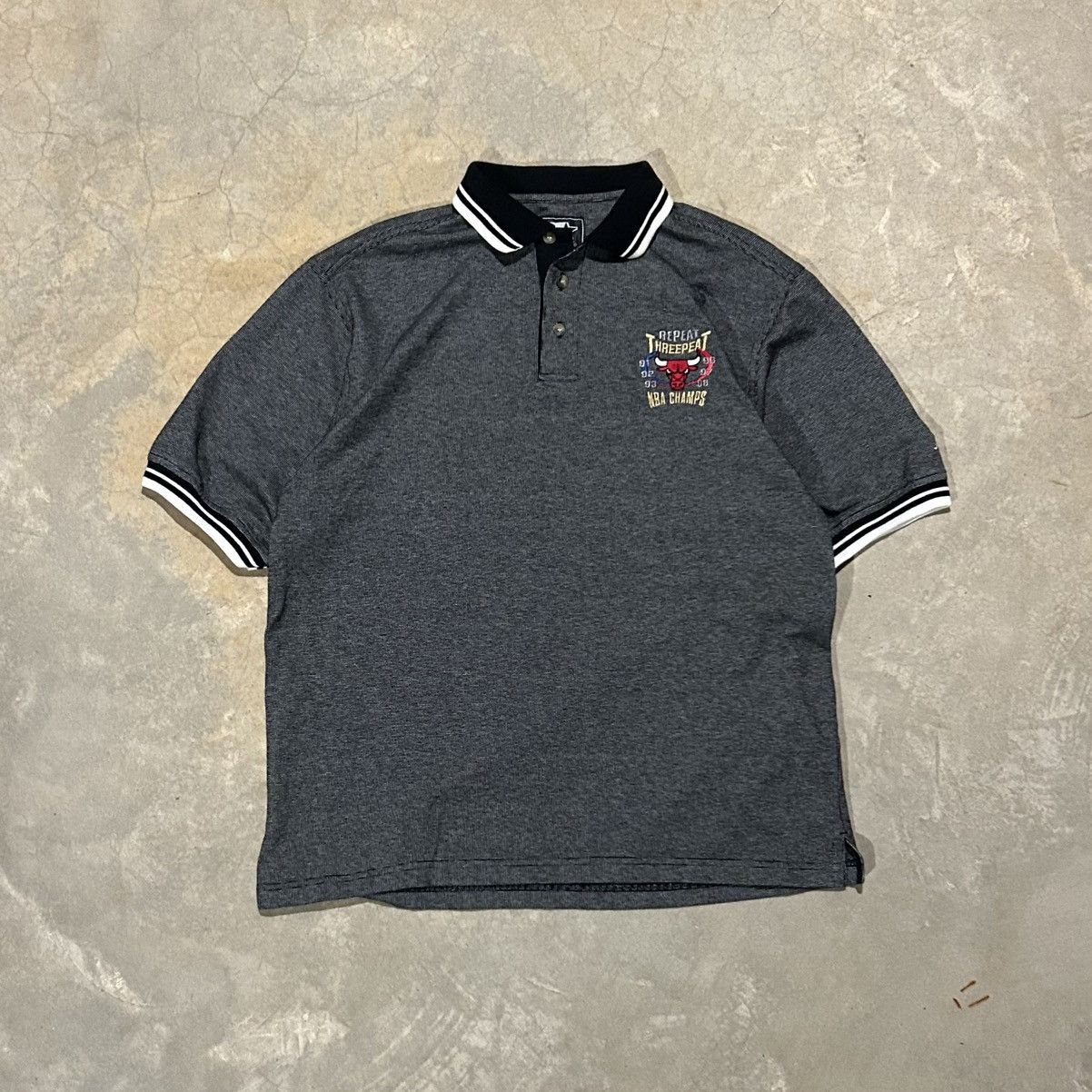 NBA × Starter × Vintage Crazy Vintage 90s Chicago Bulls 3 Peat Starter Polo Shirt Size US XL / EU 56 / 4 - 1 Thumbnail