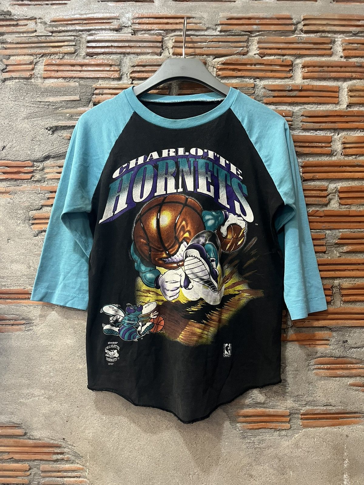 NBA Vintage CHARLOTTE HORNETS NBA 90’s Artwork Tshirt Size US M / EU 48-50 / 2 - 2 Thumbnail