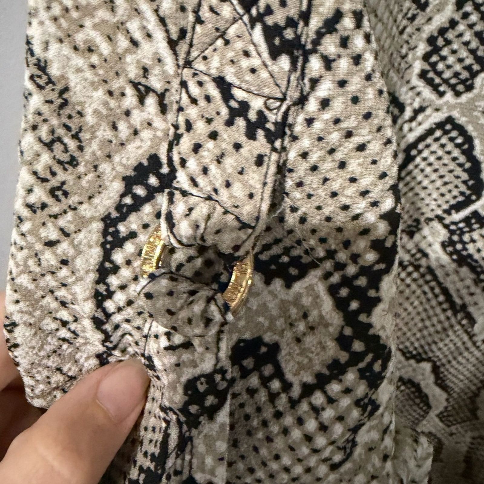 Michael Kors Michael Michael Kors Snakeskin V-Neck Blouse Size Medium Size M / US 6-8 / IT 42-44 - 7 Thumbnail