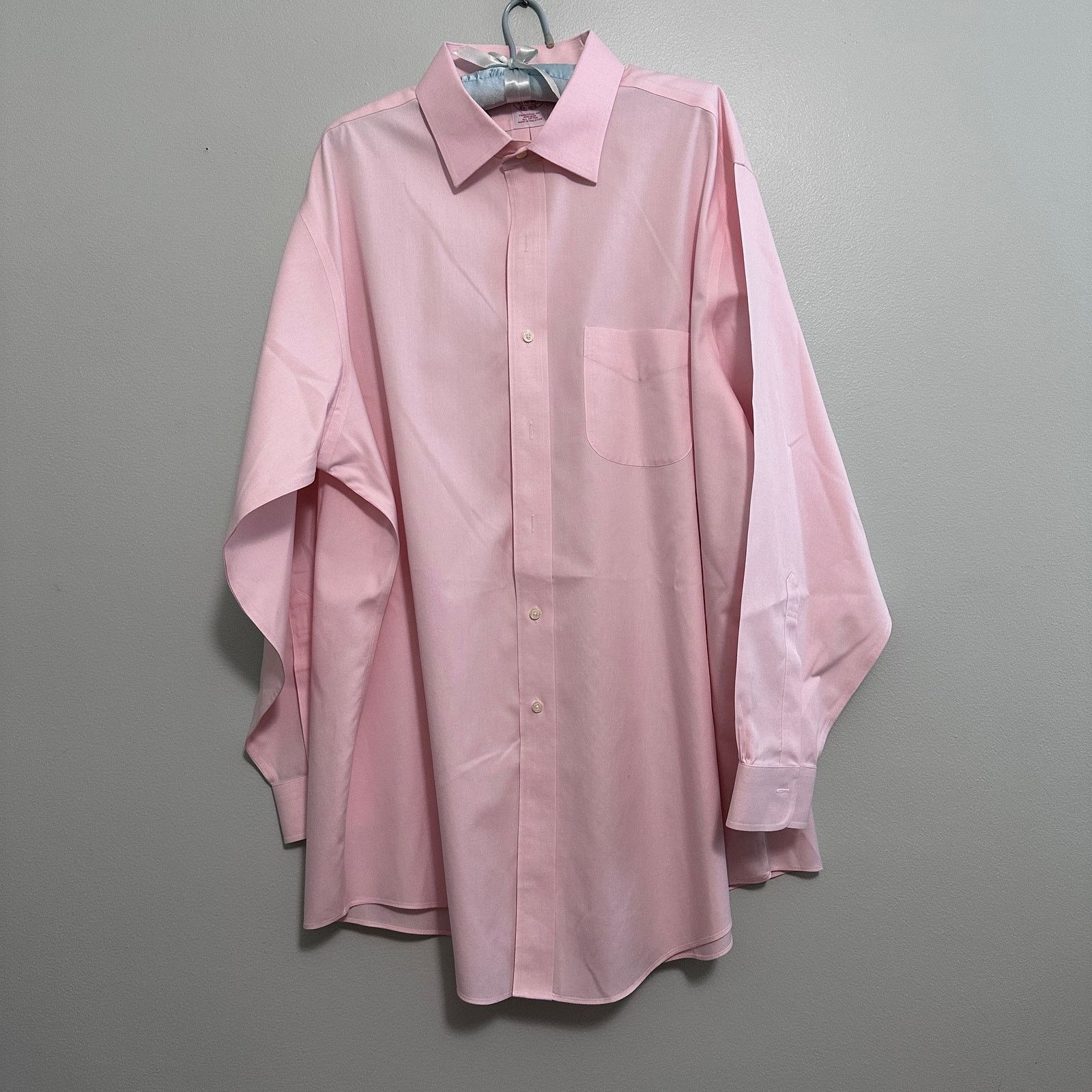 Brooks Brothers Brooks Brothers solid pink traditional fit button down Size US XL / EU 56 / 4 - 2 Thumbnail