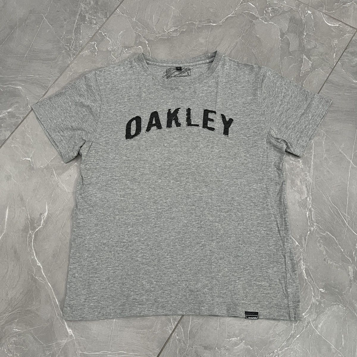 Oakley Oakley T Shirt Vintage Thrashed Logo Size US L / EU 52-54 / 3 - 1 Thumbnail