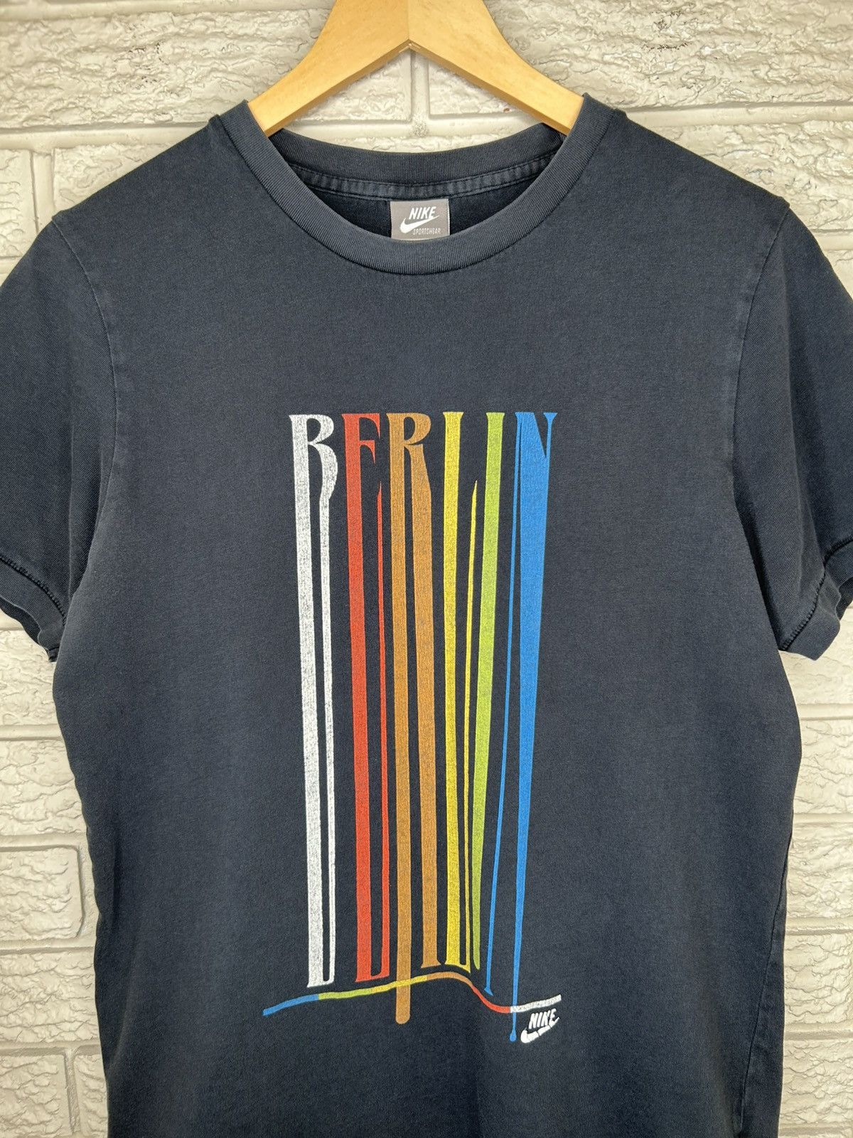 Nike Vintage Nike Berlin Germany Drip T Shirt Size US M / EU 48-50 / 2 - 3 Thumbnail