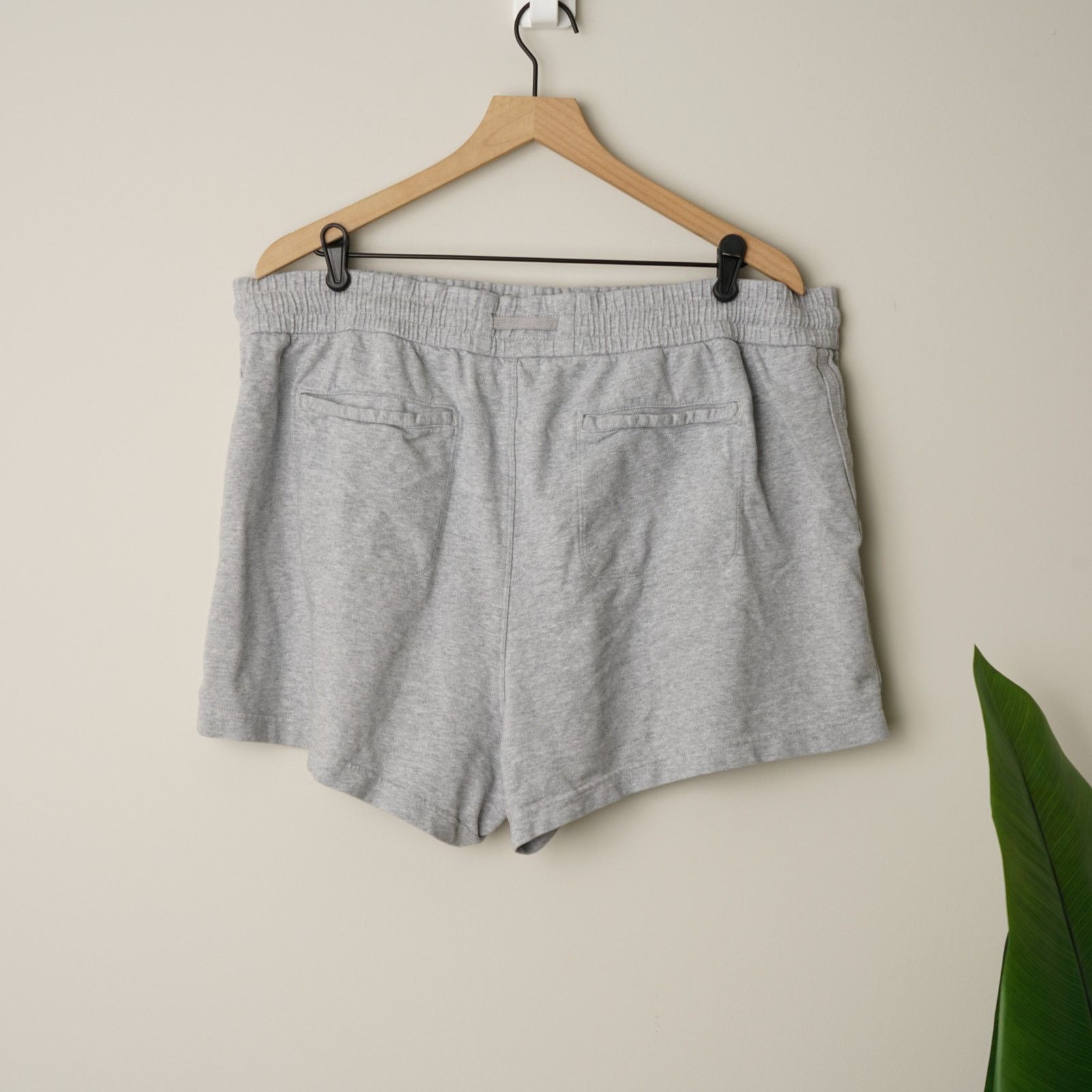 Athleta Athleta Farallon Heathered Short Gray Athleisure Cotton EUC Size 42" / US 20 - 3 Thumbnail