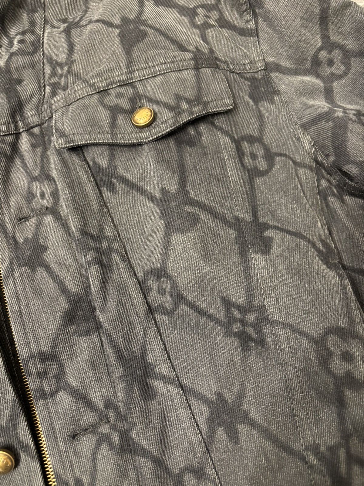 Louis Vuitton RUNWAY SAMPLE FW24 Pharrell Chainlink Monogram Denim Jacket Size US L / EU 52-54 / 3 - 6 Thumbnail