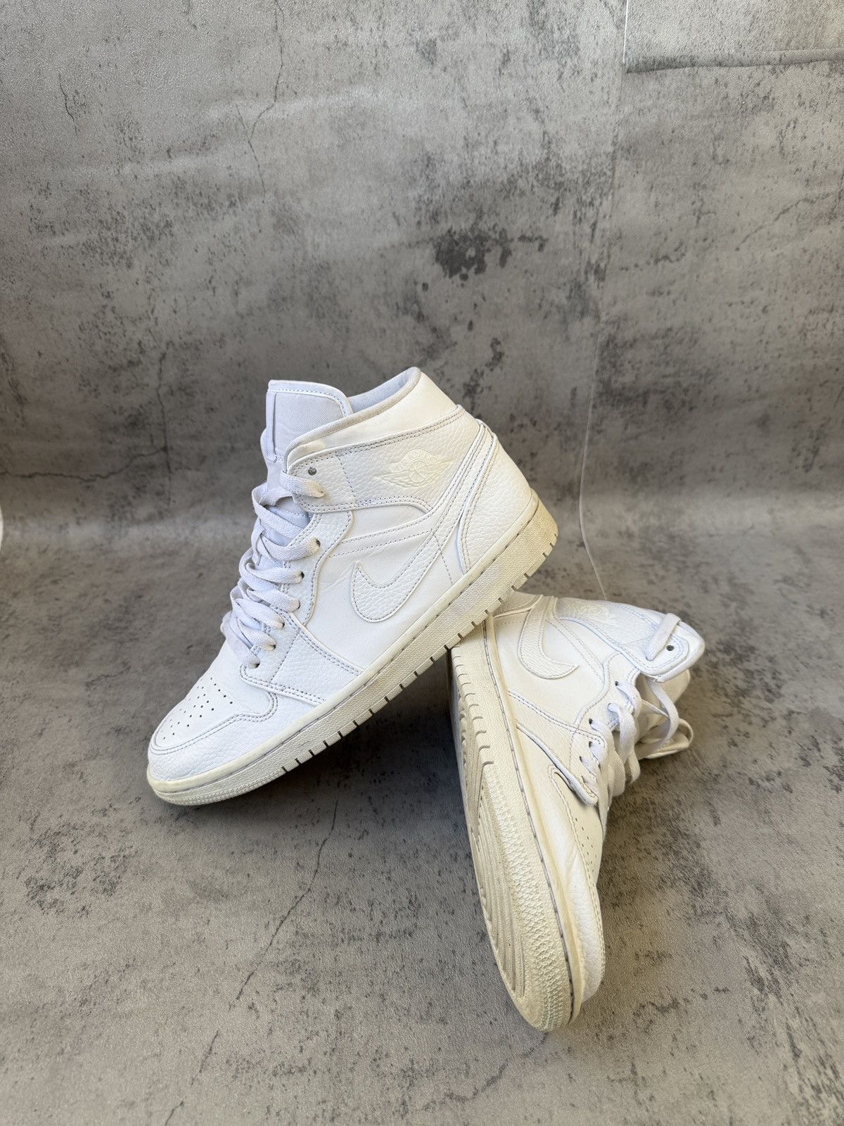 Nike NIKE AIR JORDAN 1 MID TRIPPLE WHITE Size US 8 / EU 41 - 8 Thumbnail