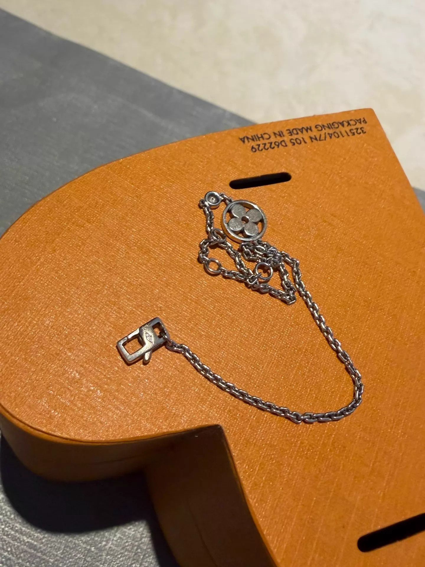 Louis Vuitton LV Blossom 18k WG Diamond Clover Circle Bracelet 15-17cm Size ONE SIZE - 4 Thumbnail