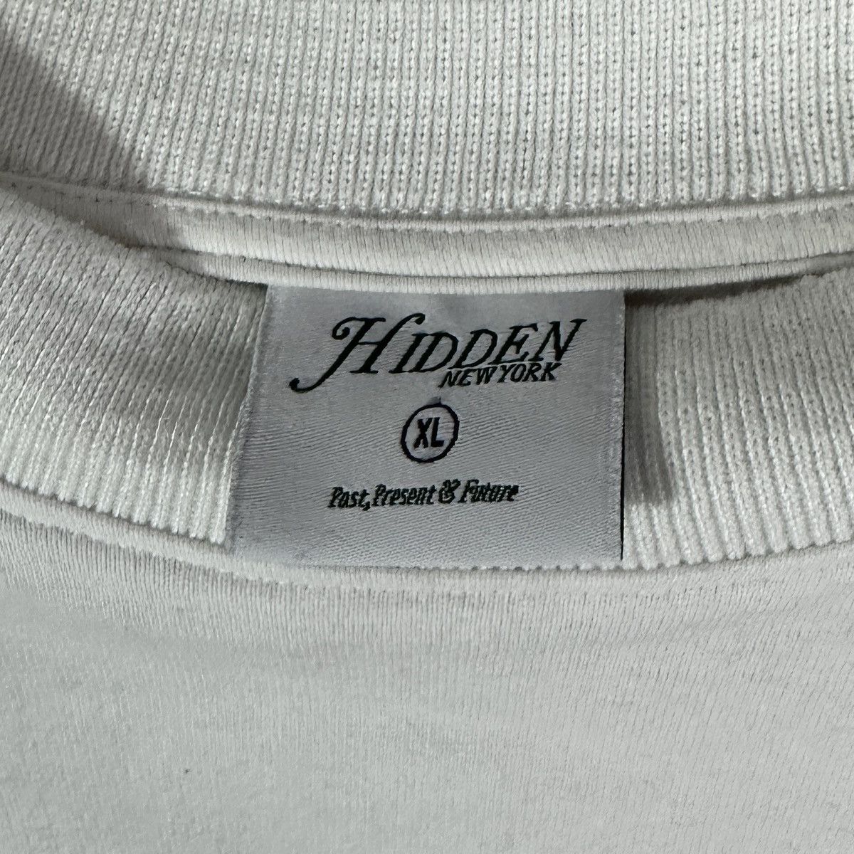 HIDDEN Hidden NY White Sleeve Logo L/S Size US XL / EU 56 / 4 - 5 Thumbnail