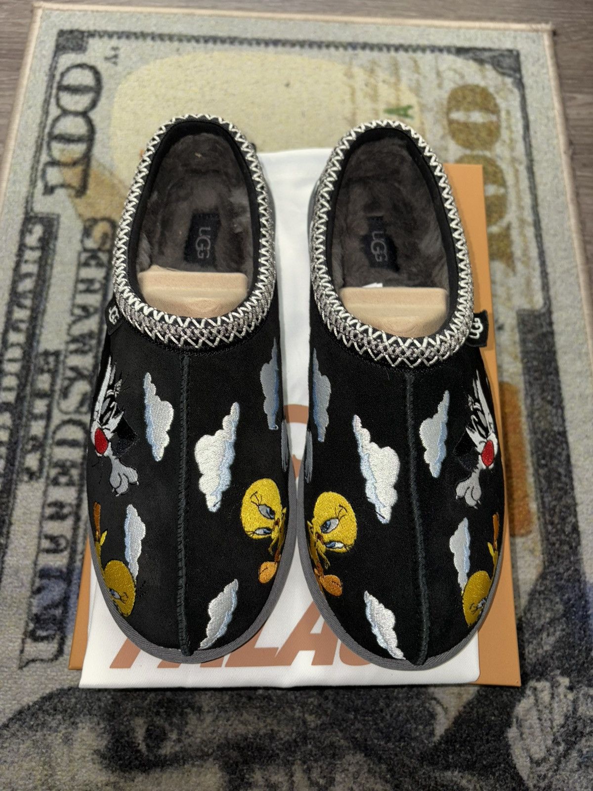 Palace × Ugg Palace UGG Tasman Slipper Looney Tunes Black Size US 8 / EU 41 - 3 Thumbnail