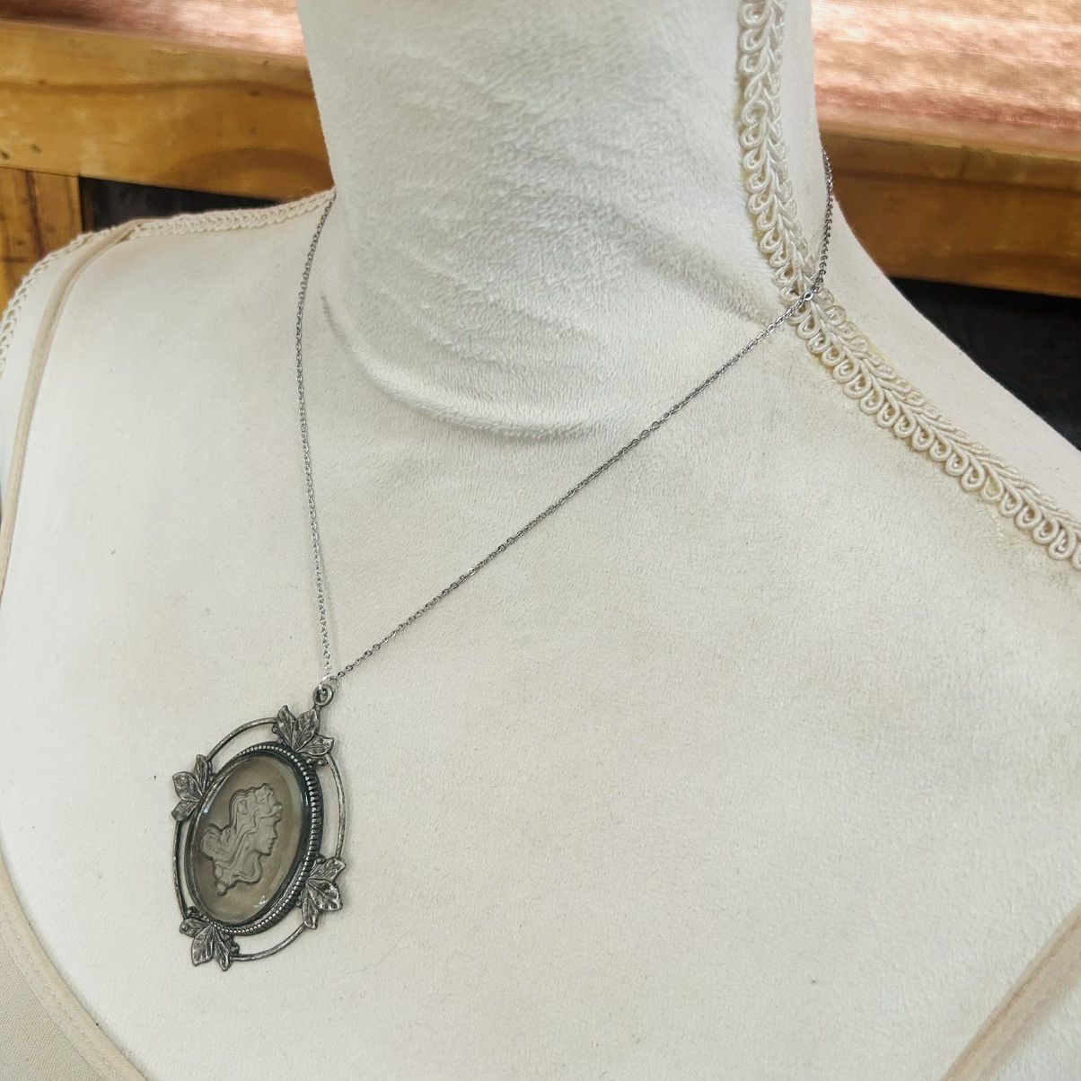 Vintage Vintage intaglio glass cameo on chain necklace Size ONE SIZE - 4 Thumbnail