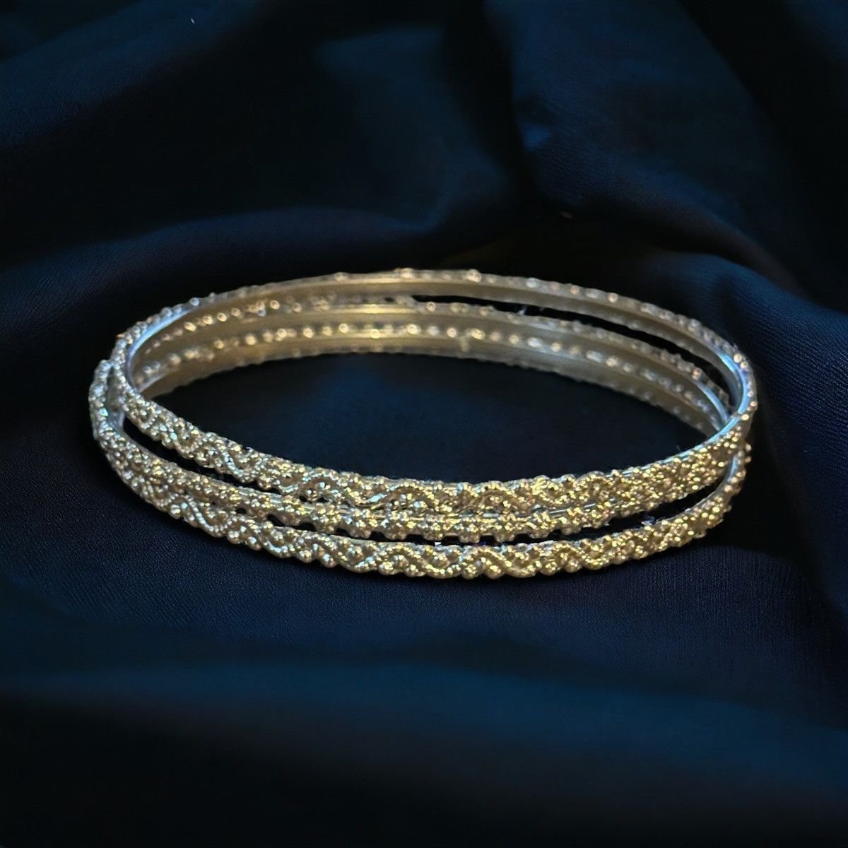 Other Thin silver tone textured bangle bracelets Size ONE SIZE - 1 Thumbnail