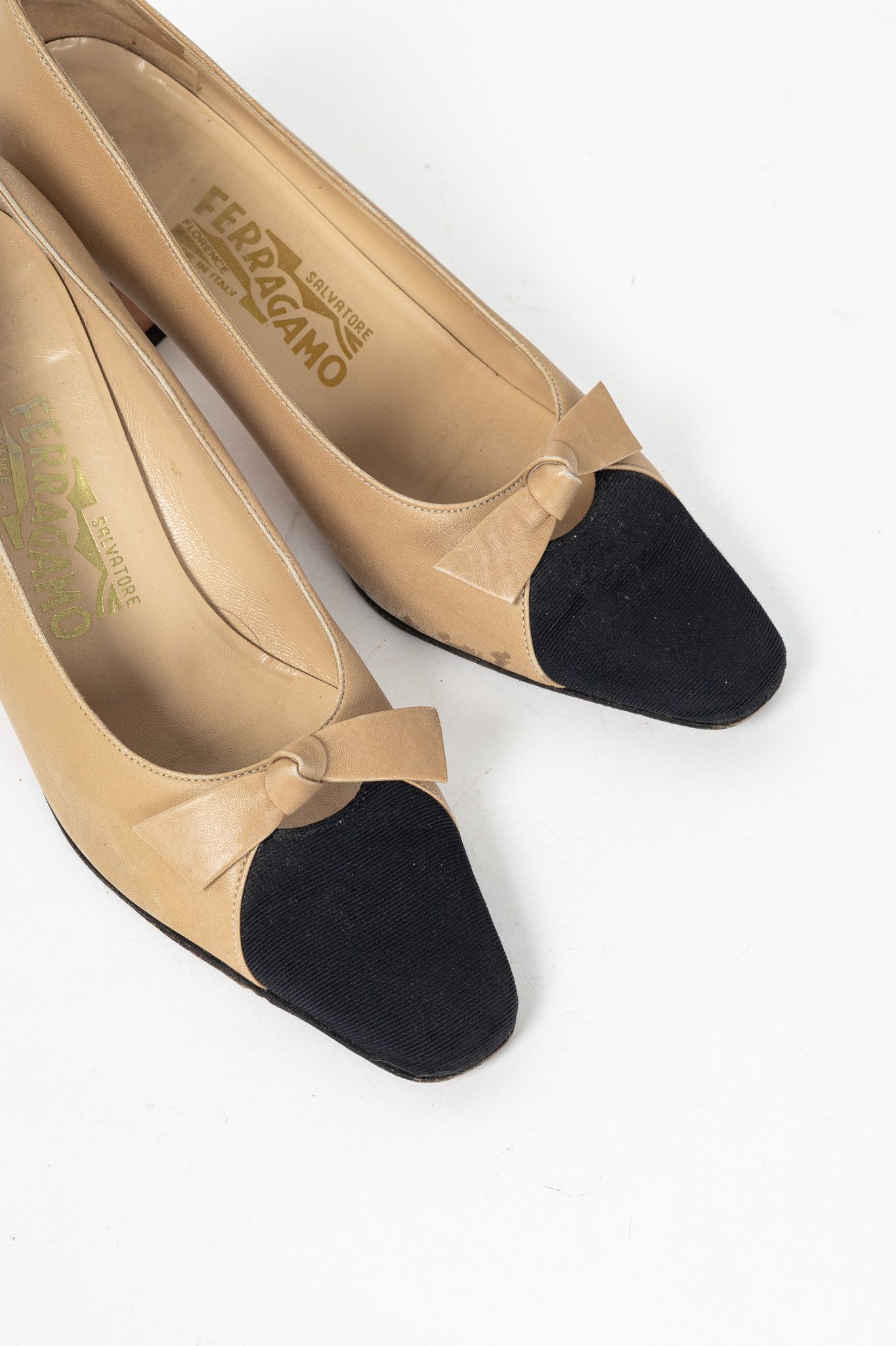 Salvatore Ferragamo Salvatore Ferragamo Beige Leather Bow Cap-Toe Pumps Size US 7 / IT 37 - 6 Thumbnail