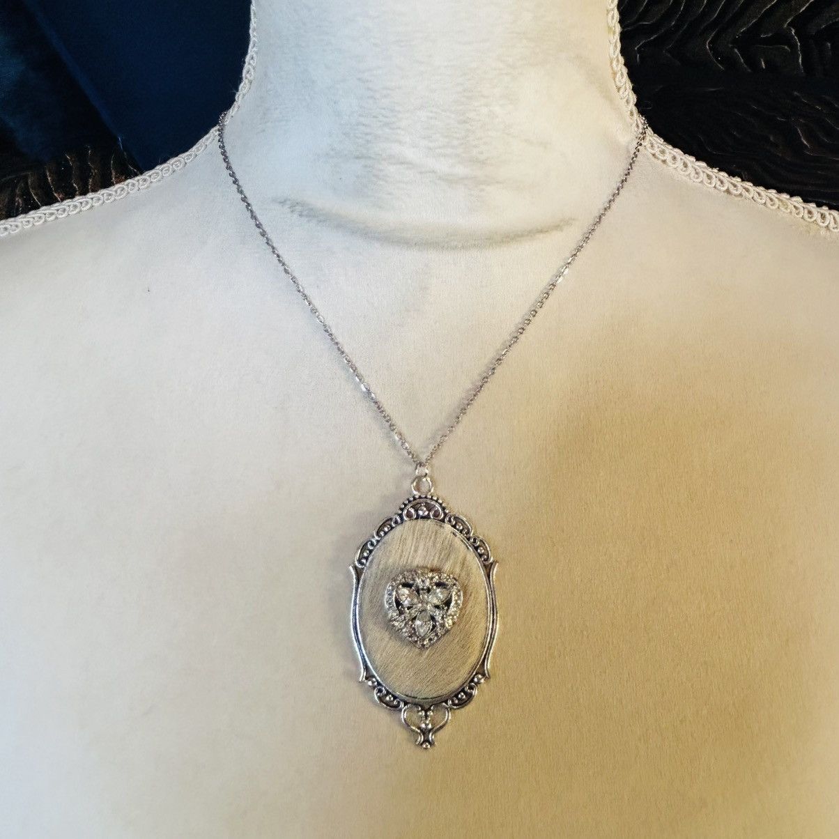 Handmade Handcrafted cowhide vintage gem cameo pendant necklace Size ONE SIZE - 3 Thumbnail