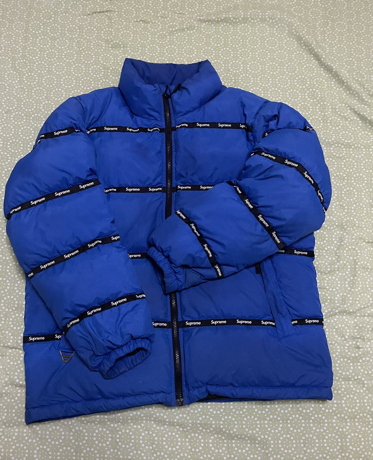 Supreme logo tape puffy jacket online