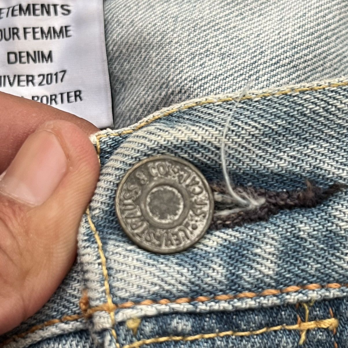 Levi's × Vetements VETEMENTS x LEVIS REWORKED RECONSTRUCTED DENIM HIVER 2017 Size 28" / US 6 / IT 42 - 6 Thumbnail