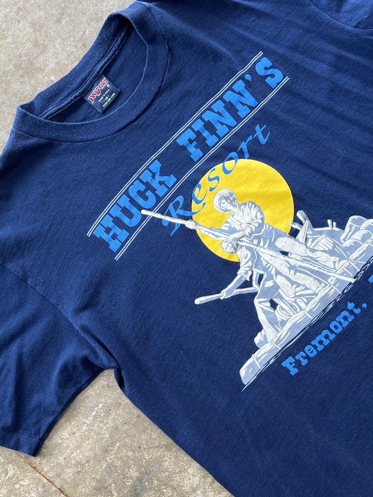 Vintage Vintage 90s Huck Finn's Resort Fremont Single Stitch Tee XL Size US XL / EU 56 / 4 - 1 Thumbnail