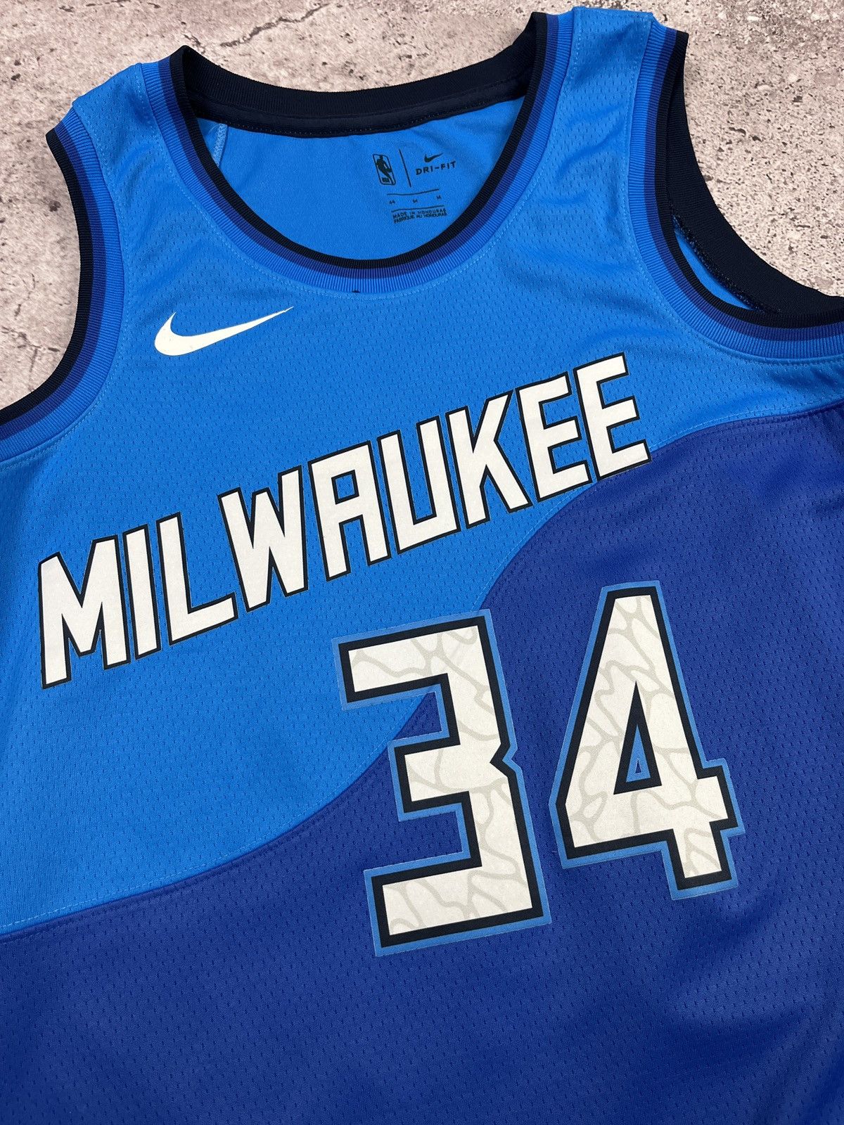 Nike NBA Milwaukee Bucks Giannis Antetokounmpo 34 SwingmanJersey Size US M / EU 48-50 / 2 - 3 Thumbnail
