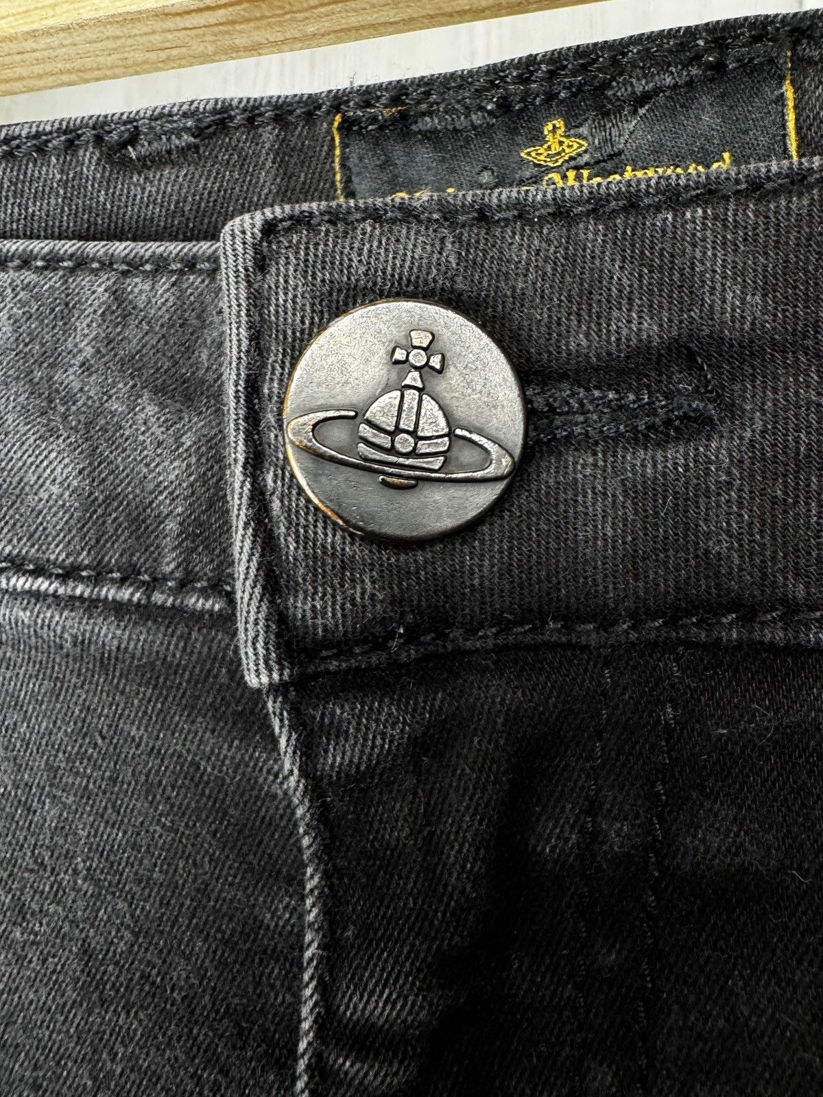 Vivienne Westwood Vivienne Westwood Anglomania Black grey big logo jeans sz 27 Size 27" / US 4 / IT 40 - 5 Thumbnail