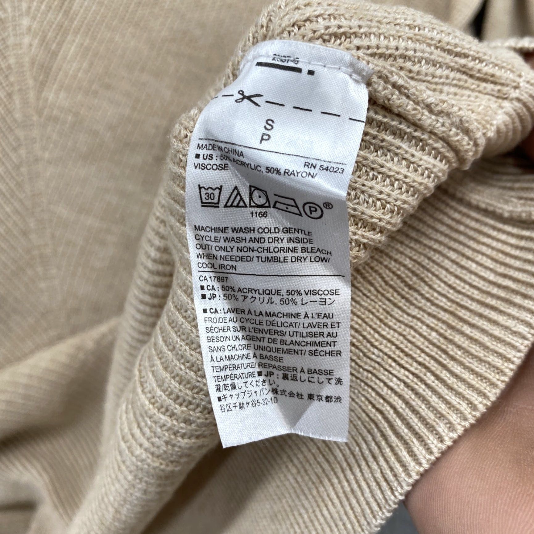 Banana Republic VINTAGE Banana Republic Women’s Lightweight Beige V Neck Sweater in Size Small Size S / US 4 / IT 40 - 3 Thumbnail
