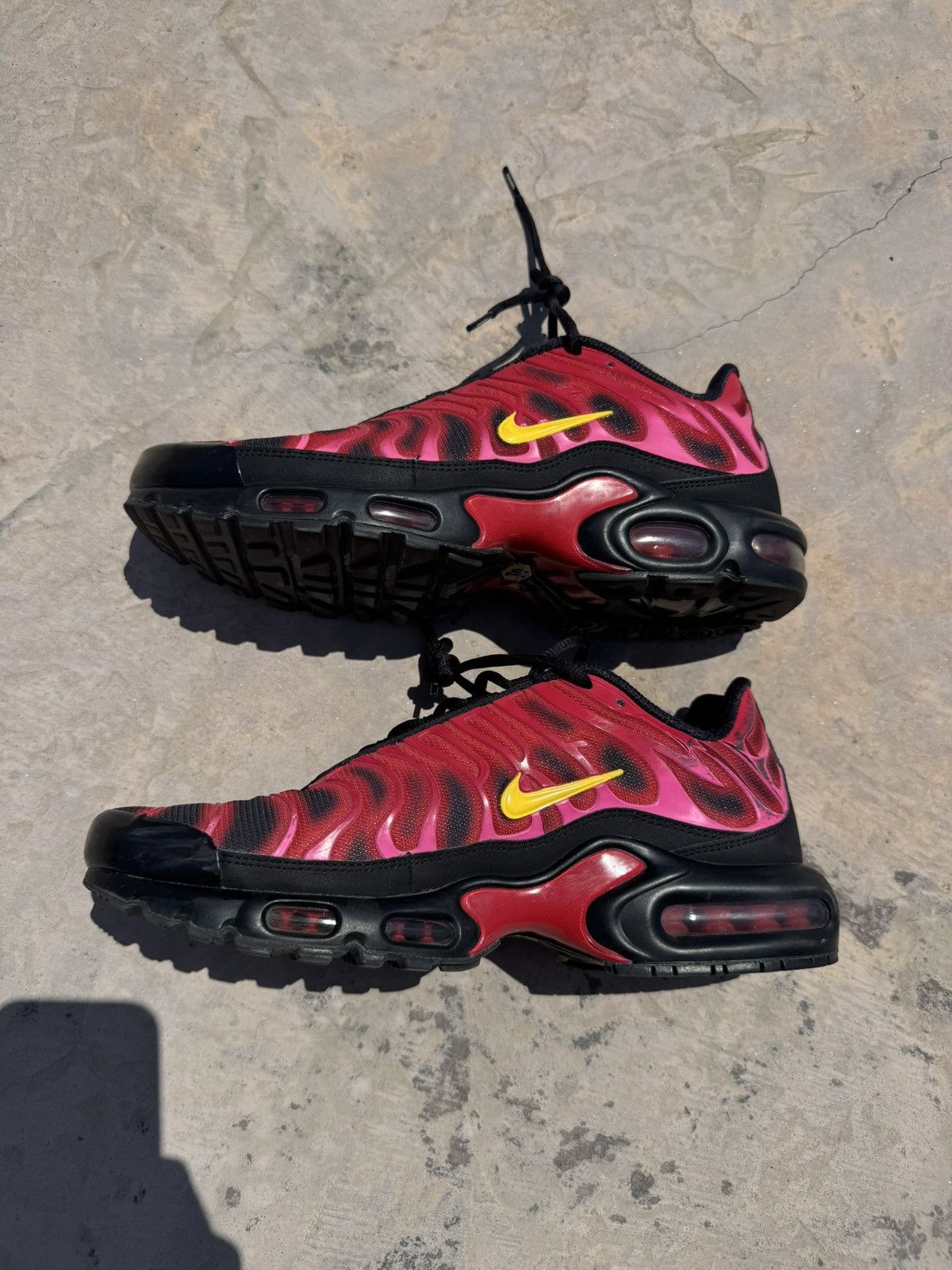 Nike × Supreme Nike Air Max Plus Supreme University Red Size US 10.5 / EU 43-44 - 2 Thumbnail