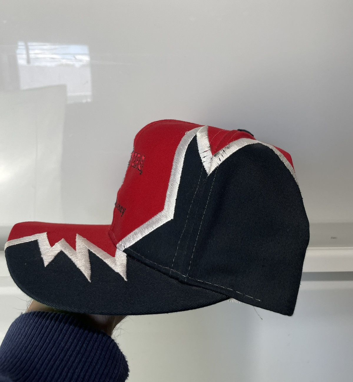 Vintage Vintage Hooters Hat Sharktooth Style 90s Used Red Black Size ONE SIZE - 3 Thumbnail