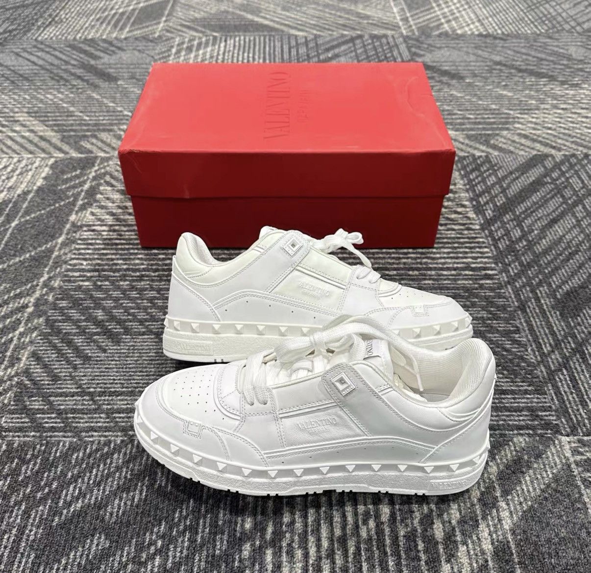Valentino Valentino Rockstud White Casual Sneakers J42 Size US 8 / EU 41 - 4 Thumbnail