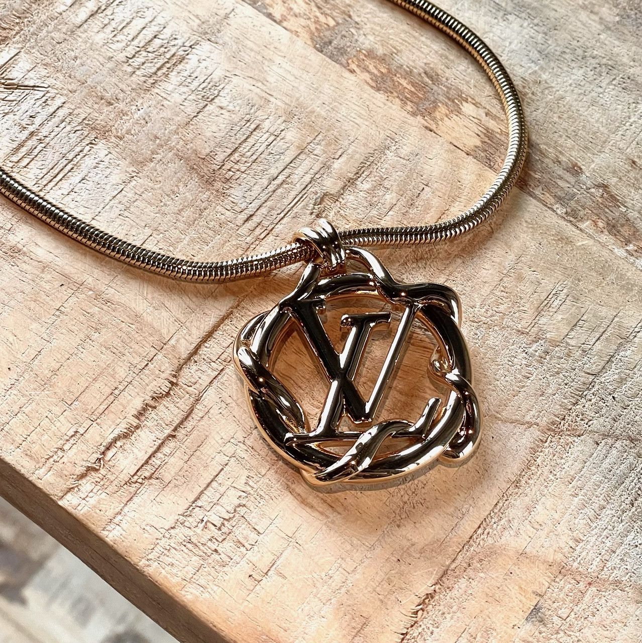 Louis Vuitton Louis Vuitton Gold-Tone Garden Louise Long Pendant Necklace Size ONE SIZE - 2 Thumbnail