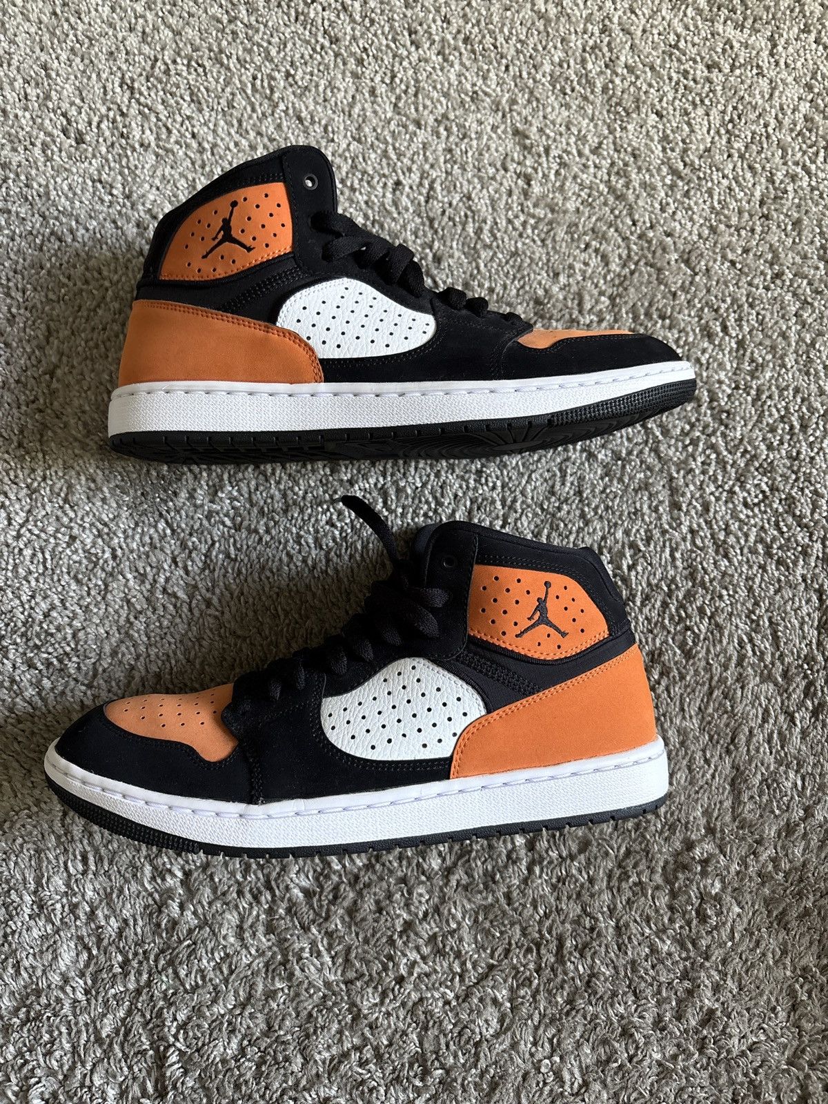 Jordan Brand Jordan Black and Orange Sneakers Size US 9 / EU 42 - 1 Thumbnail