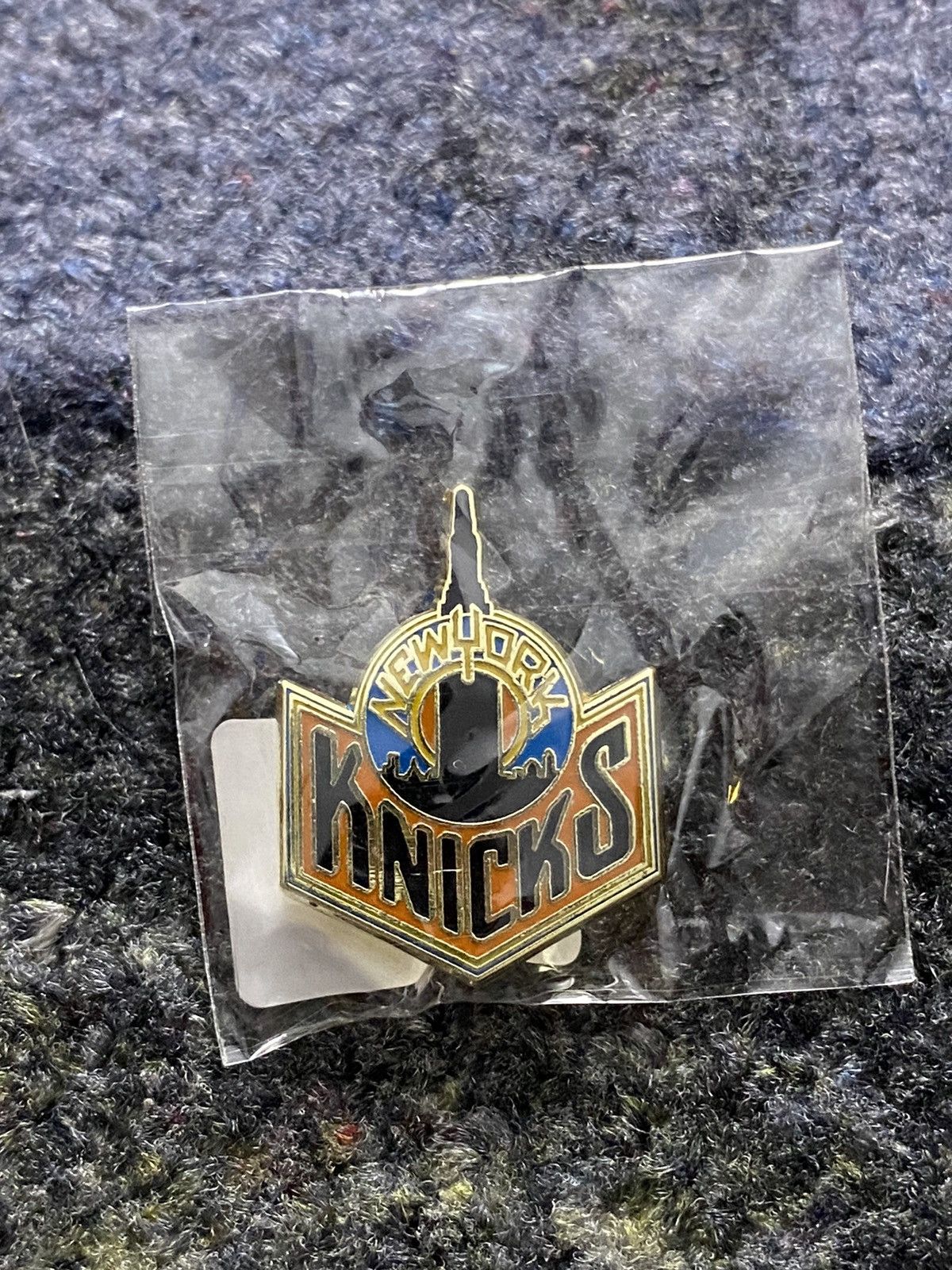Kith × NBA Kith x New York Knicks Pin Size ONE SIZE - 1 Thumbnail