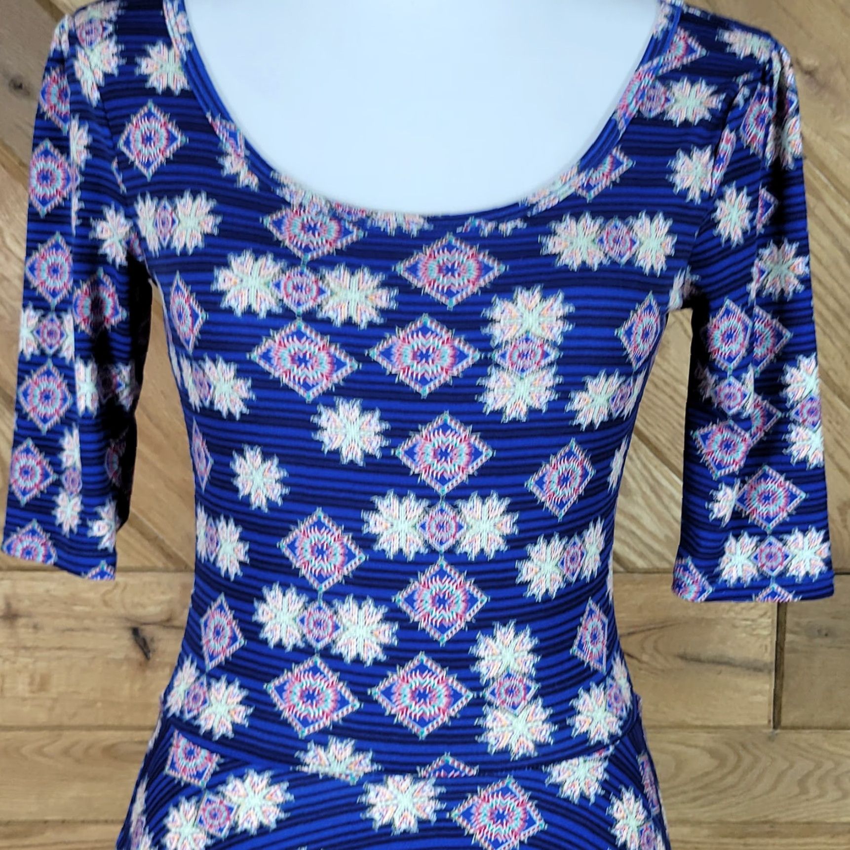 Vintage VINTAGE LuLaRoe Womens Fit & Flare Dress Scoop Neck Half Sleeve Blue XS Dress Womens Stacked Keywords Size XS / US 0-2 / IT 36-38 - 2 Thumbnail