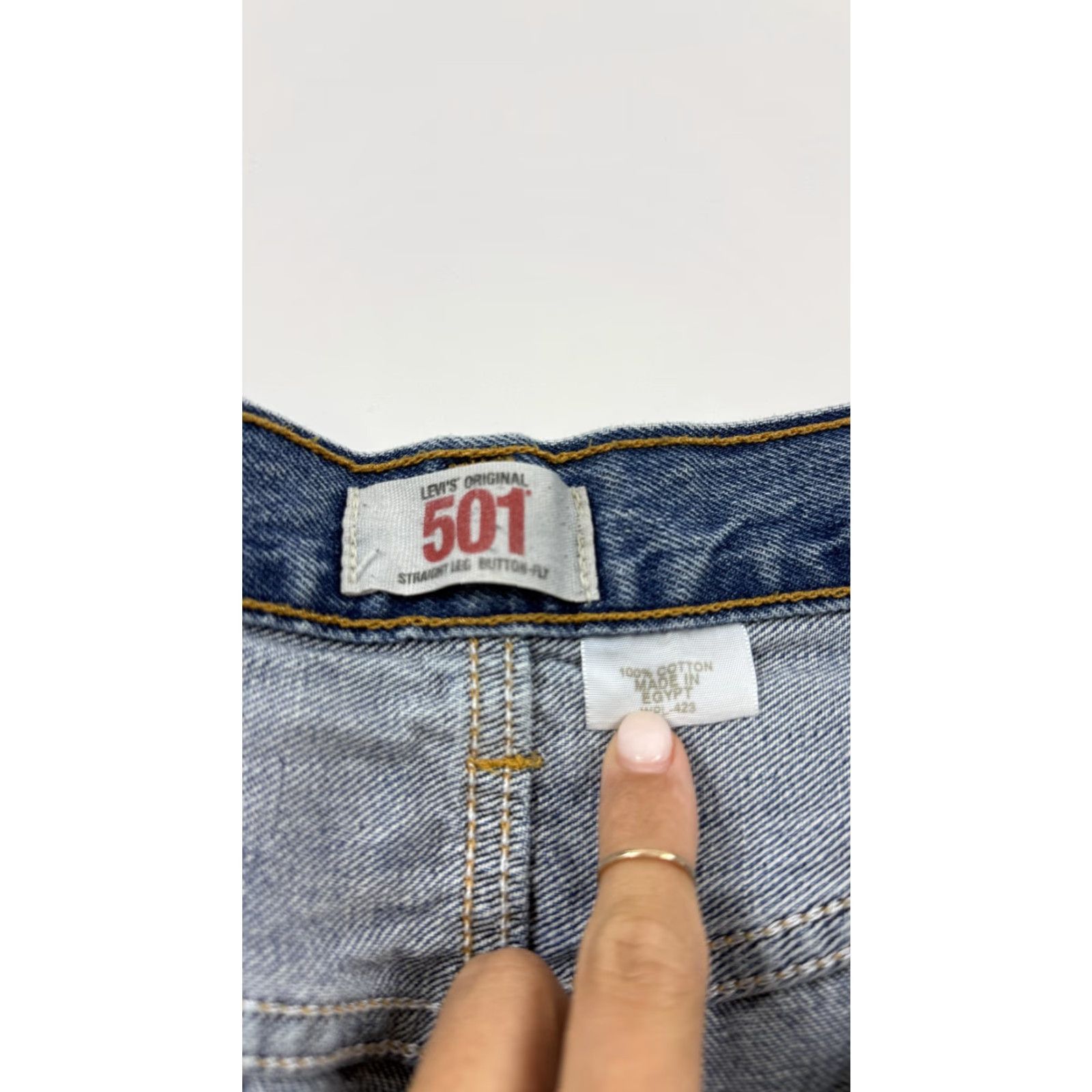 Levi's VINTAGE Levi's 501 Jeans Men Regular 36 Waist 30 Inseam Blue Denim Button Fly Straight Leg Mens Size US 36 / EU 52 - 4 Thumbnail