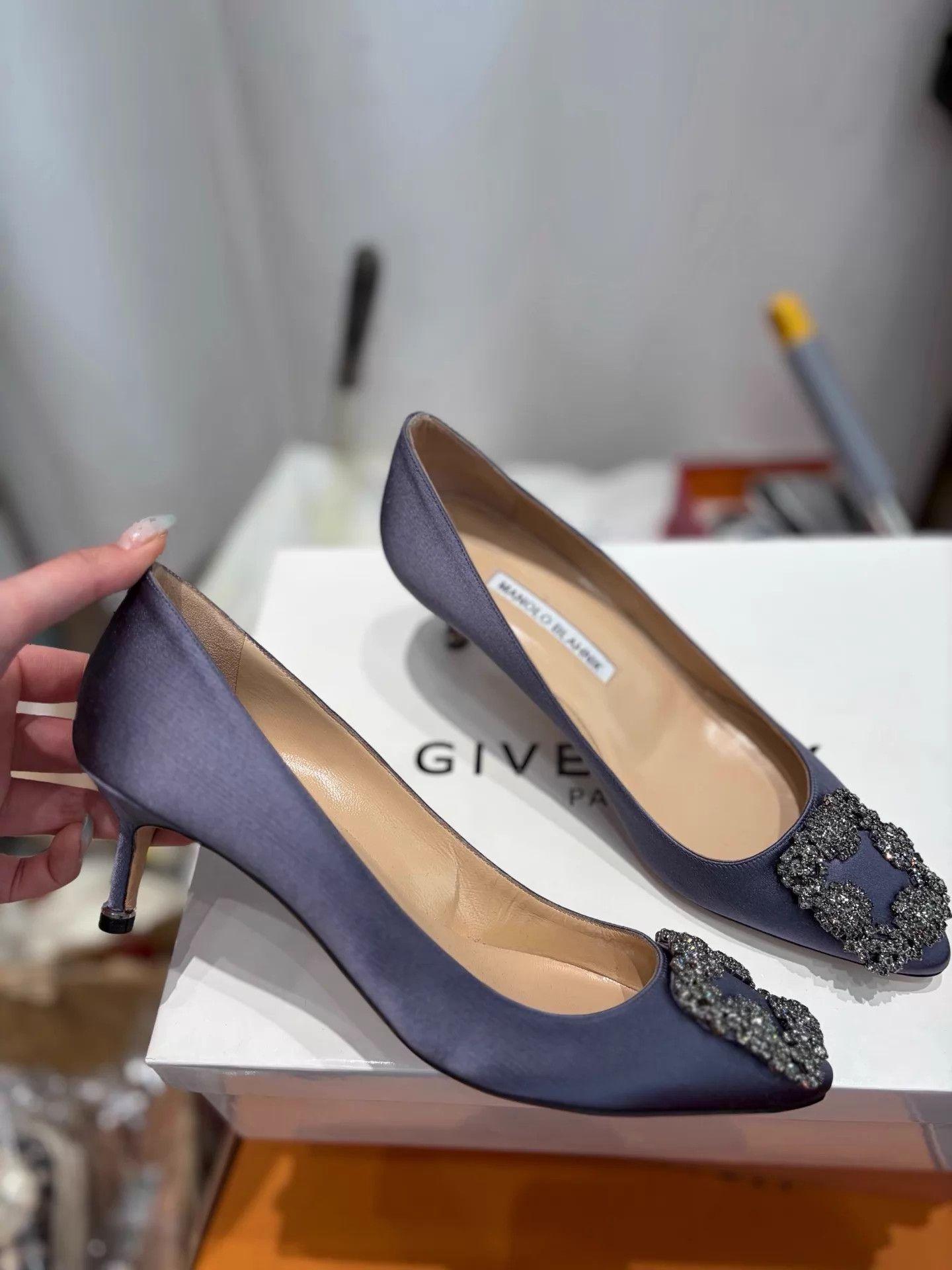 Manolo Blahnik MB Classic Mist Purple Crystal Buckle Pumps 37 New Size US 6.5 / IT 36.5 - 2 Thumbnail