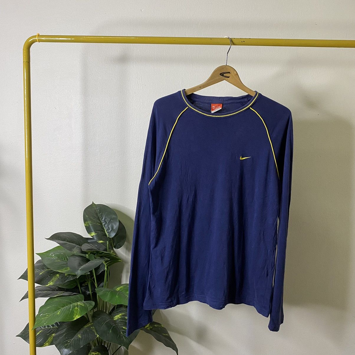 Nike Vintage Y2K Nike Essential Embroidery Small Swoosh LS Tee Size US M / EU 48-50 / 2 - 1 Thumbnail