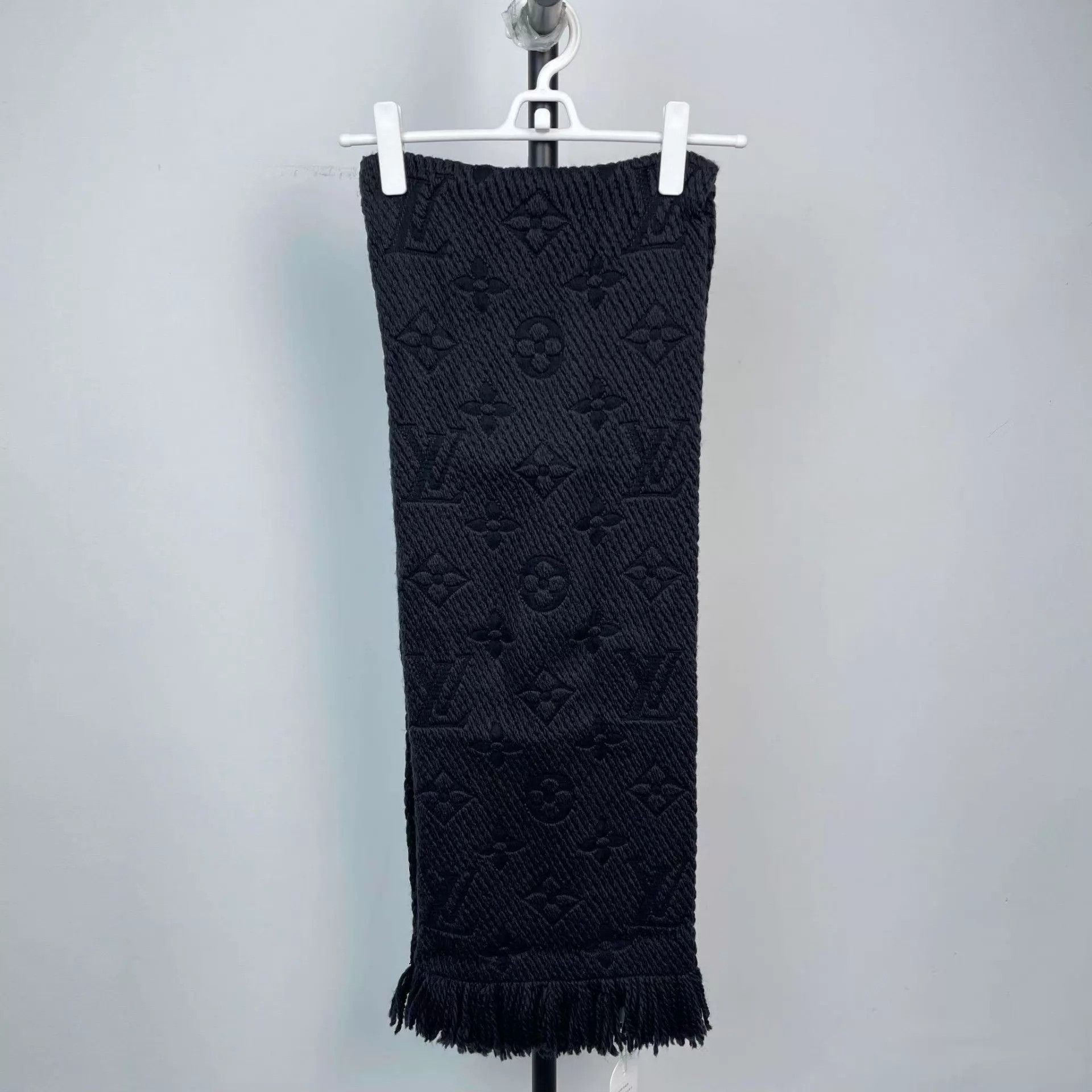Louis Vuitton LV Black Wool Scarf Size ONE SIZE - 1 Thumbnail