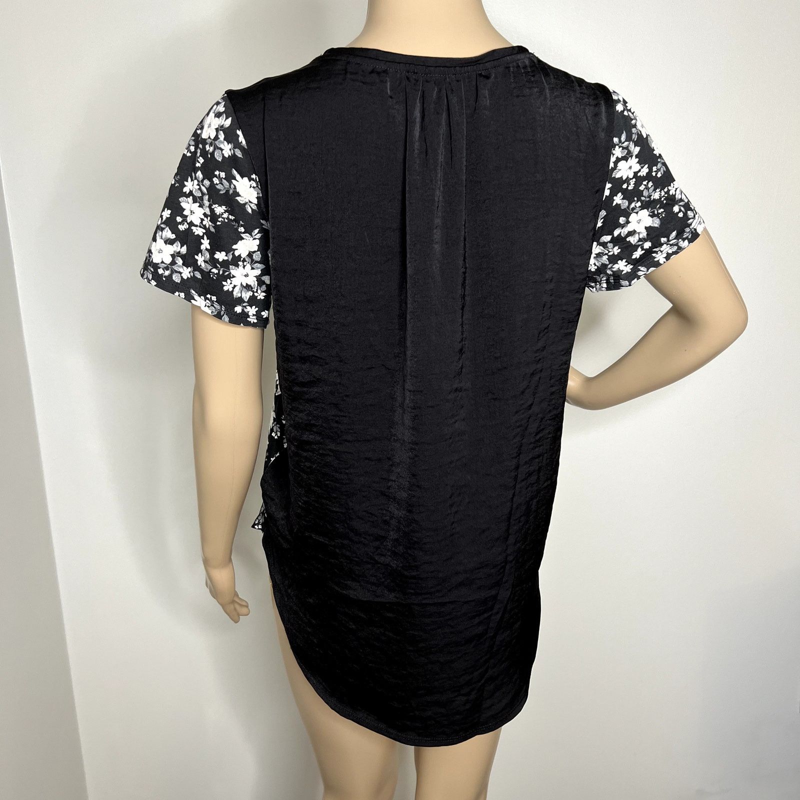 Old Navy Old Navy Black Floral Short Sleeve Top Size M / US 6-8 / IT 42-44 - 3 Thumbnail