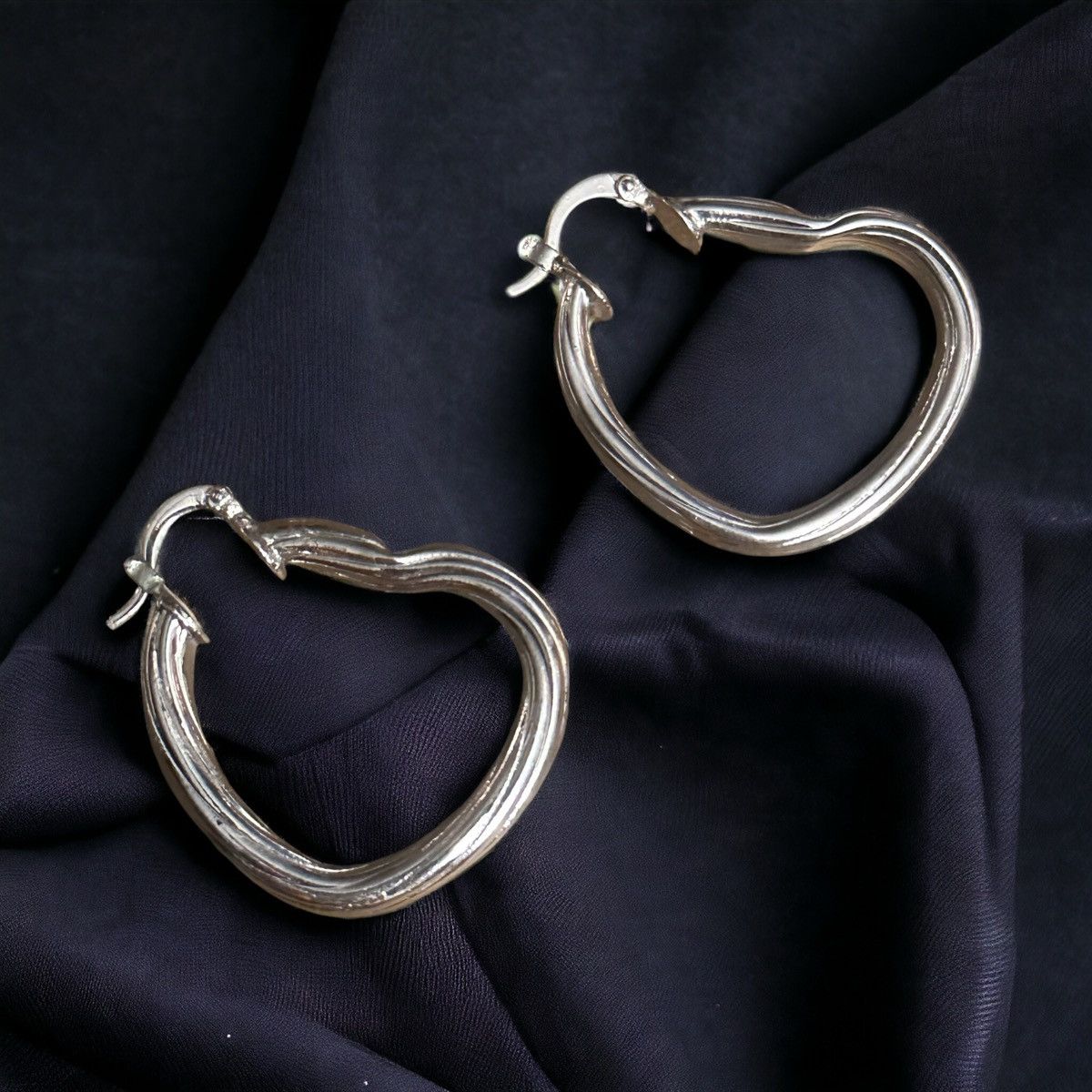 Other Silver tone heart hoop earrings Size ONE SIZE - 1 Thumbnail