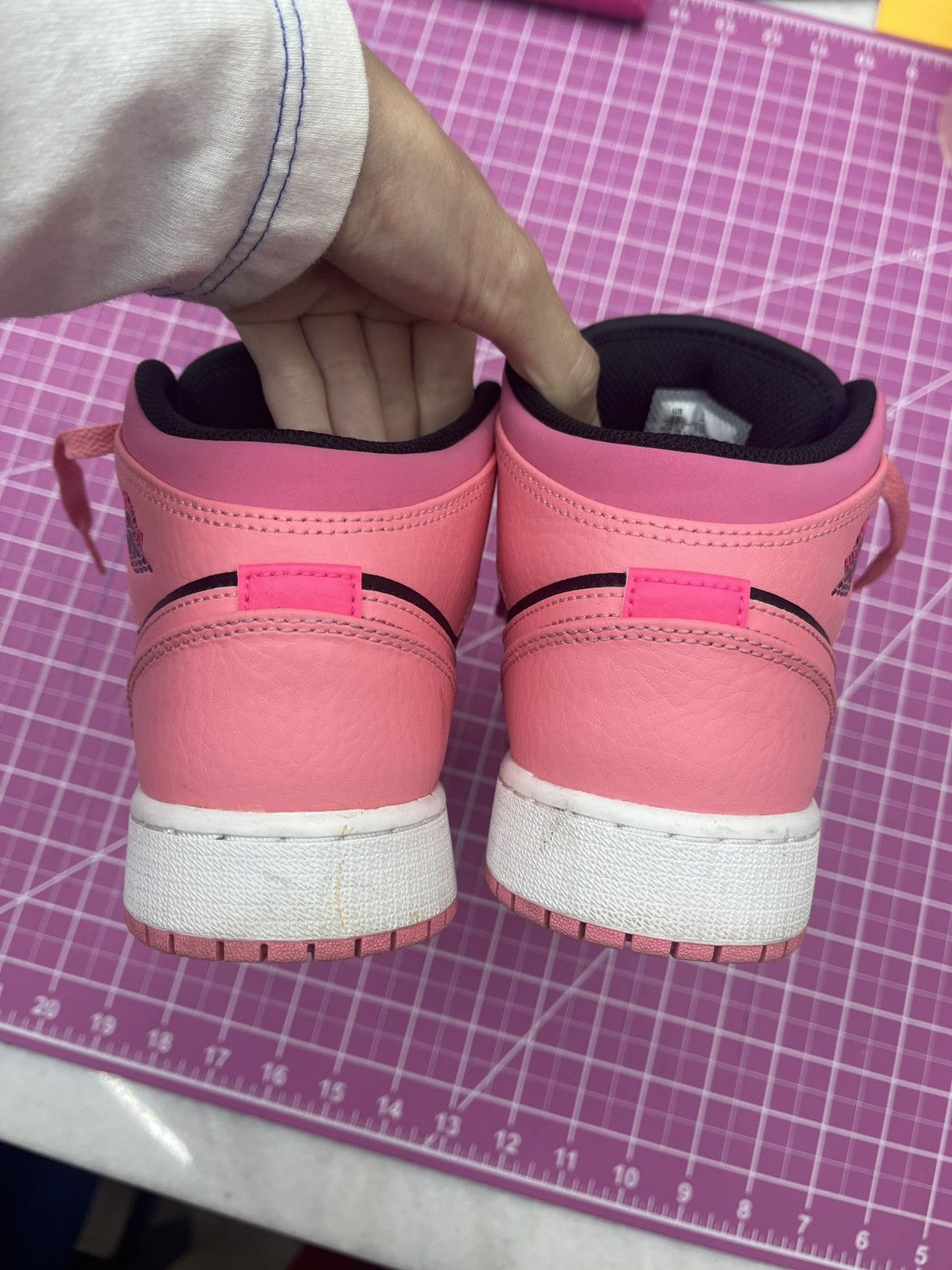 Jordan Brand Air Jordan 1 Mid size 6 Y Youth Pinksicle Pink Black Size US 6 / IT 36 - 4 Thumbnail