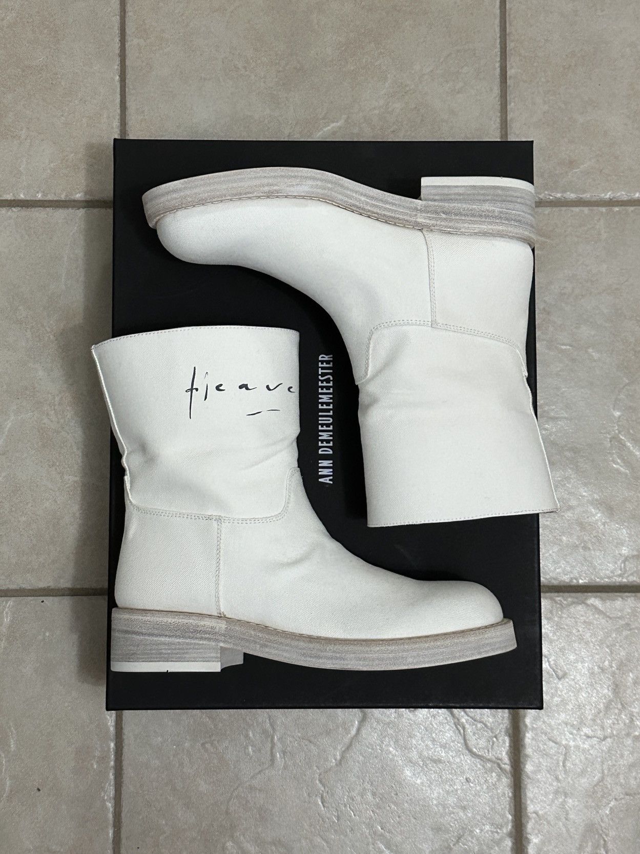 【関税込み】Ann Demeulemeester ホワイト Billie ブーツ White Canvas Billie Boots by Ann Demeulemeester on Sale