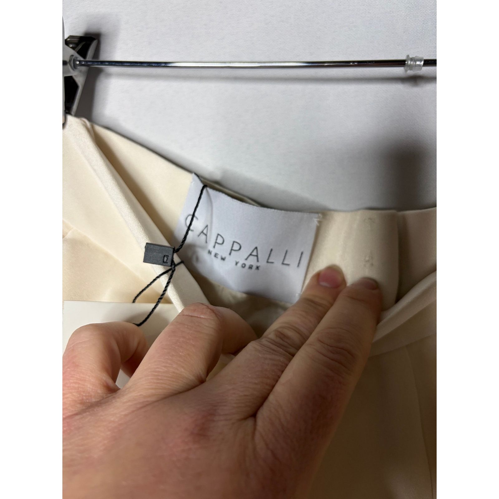 Other New Cappalli Gabriela Tap Pleated high rise shorts XS ivory Size 24" / US 00 / IT 34 - 7 Thumbnail