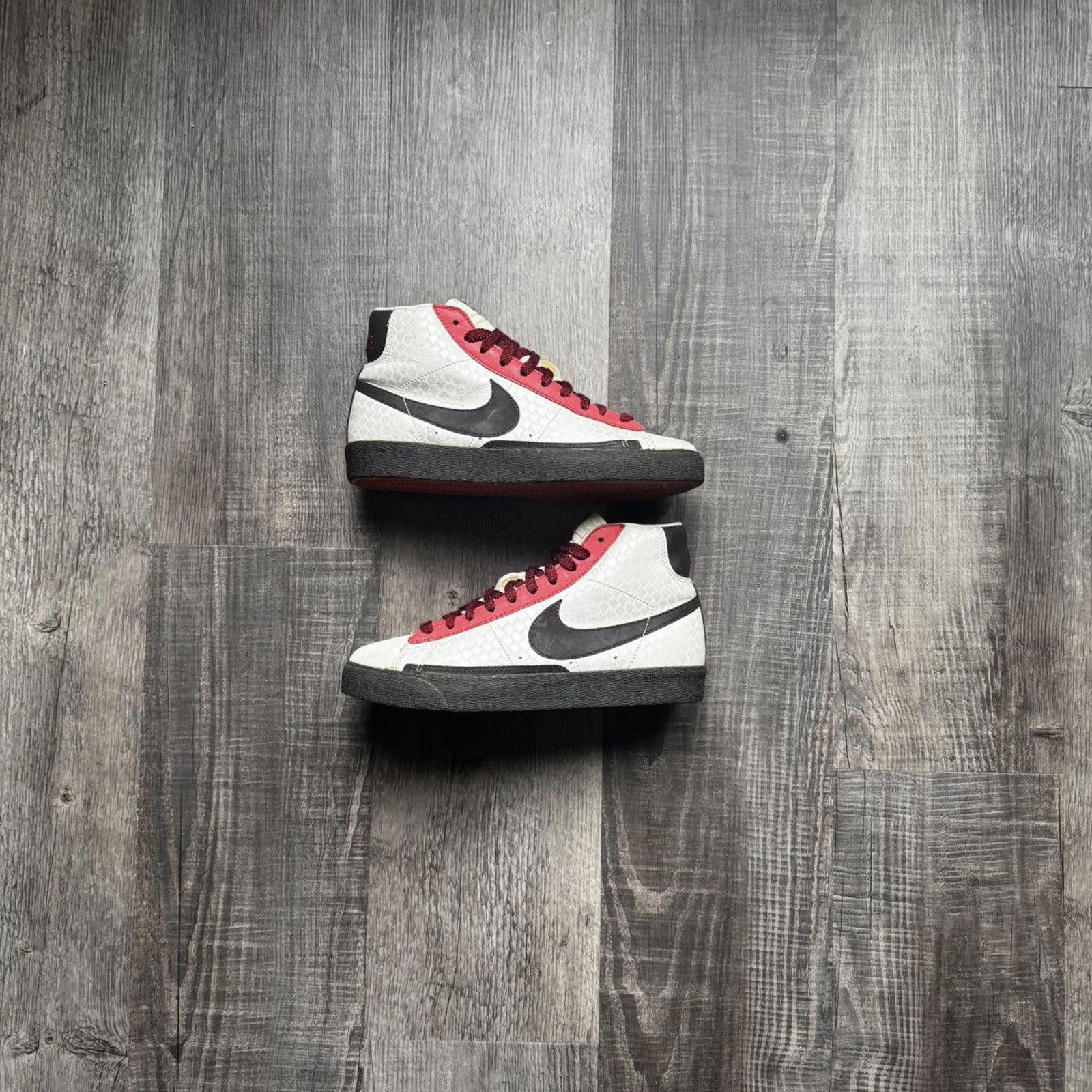 Nike NIKE • W'S Blazer High "Valentines Day" (7.5M) Size US 7.5 / EU 40-41 - 1 Thumbnail