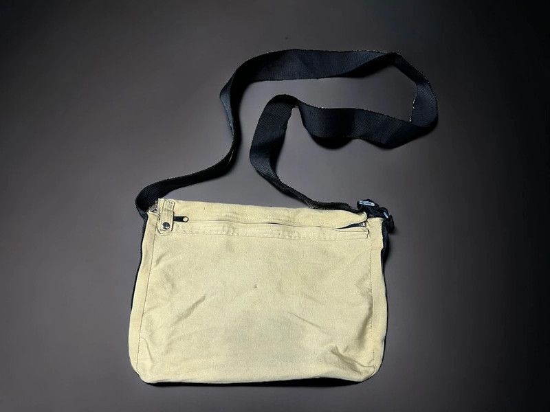 Band Tees × Vintage Vintage Cream Shoulder Bag Queen Tour 1976 @2011 Size ONE SIZE - 4 Thumbnail