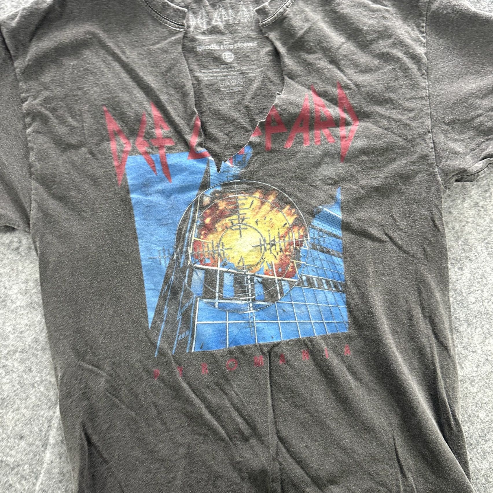 Vintage VINTAGE Def Leppard Shirt Mens Small Black Pyromania Band Tee Distressed Rock Music Size US S / EU 44-46 / 1 - 3 Thumbnail