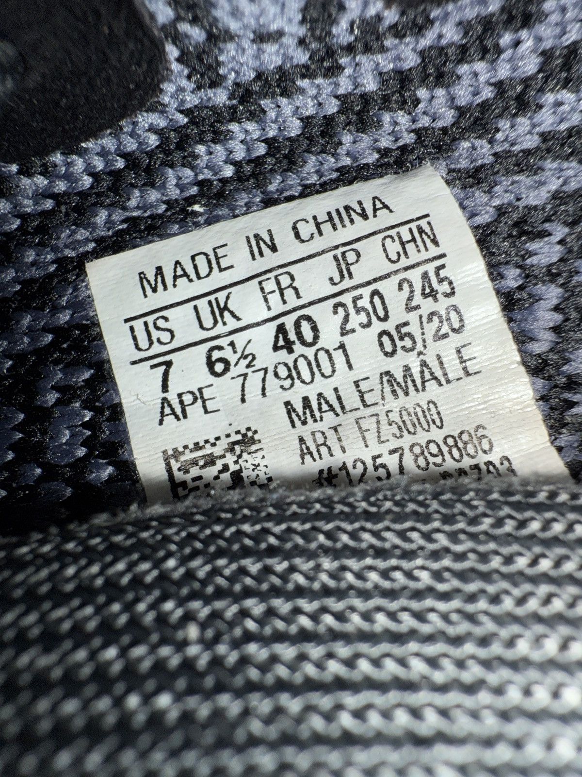 Yeezy Yeezy 350v2 Boost Carbon Size US 7 / EU 40 - 5 Thumbnail
