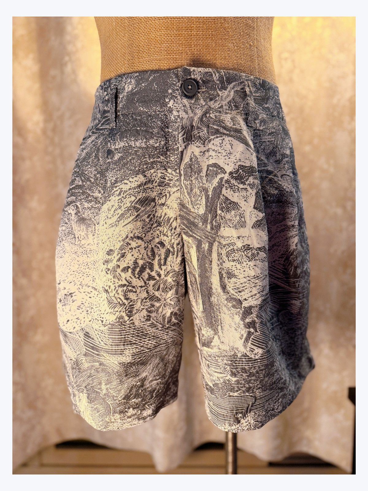 Other Art-Inspired Textured Shorts – Monochrome Print – unisex Size 29" - 2 Thumbnail