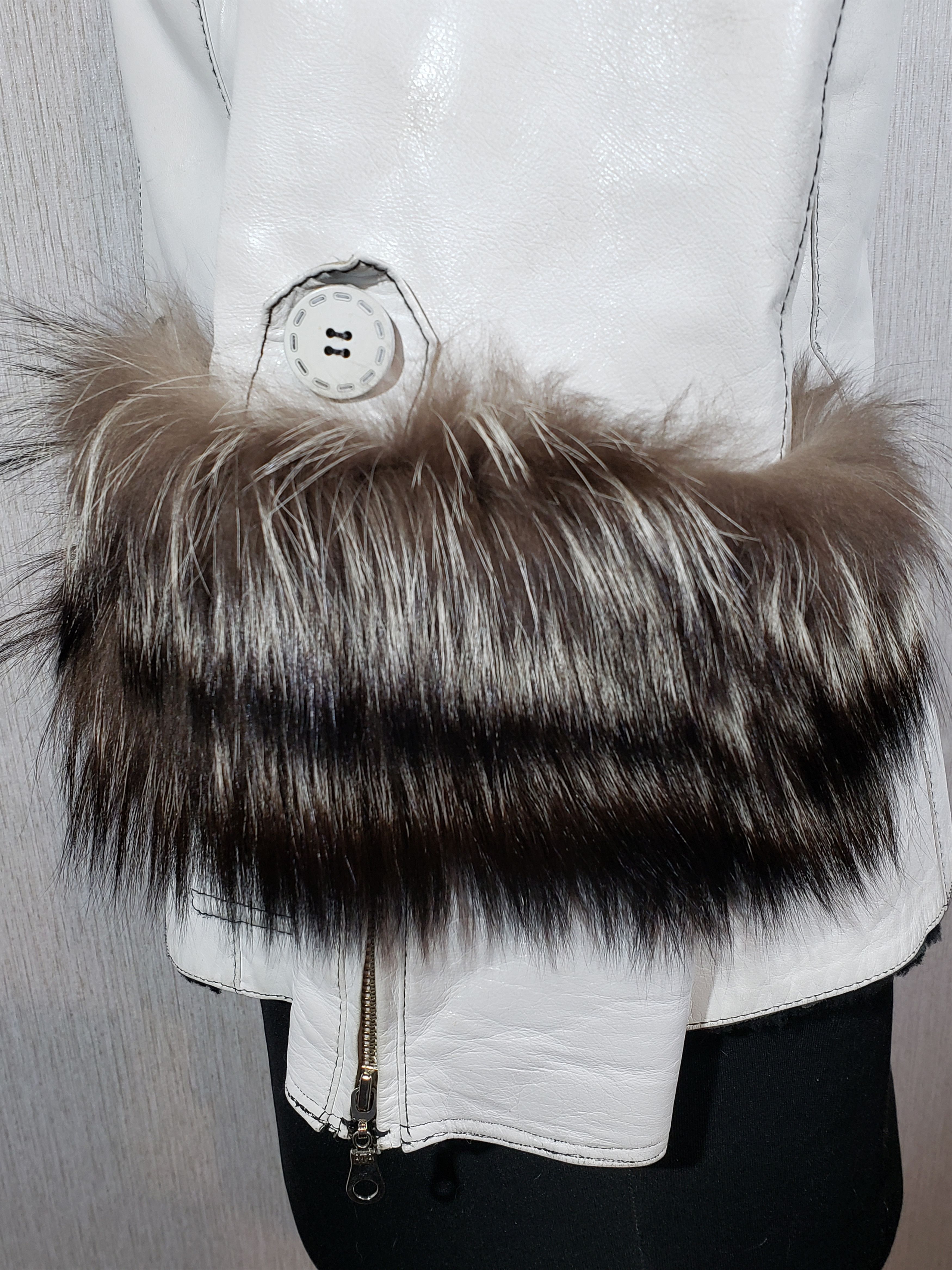 Other Wonderful women's warm fur jacket with a hood. Size S / US 4 / IT 40 - 8 Thumbnail