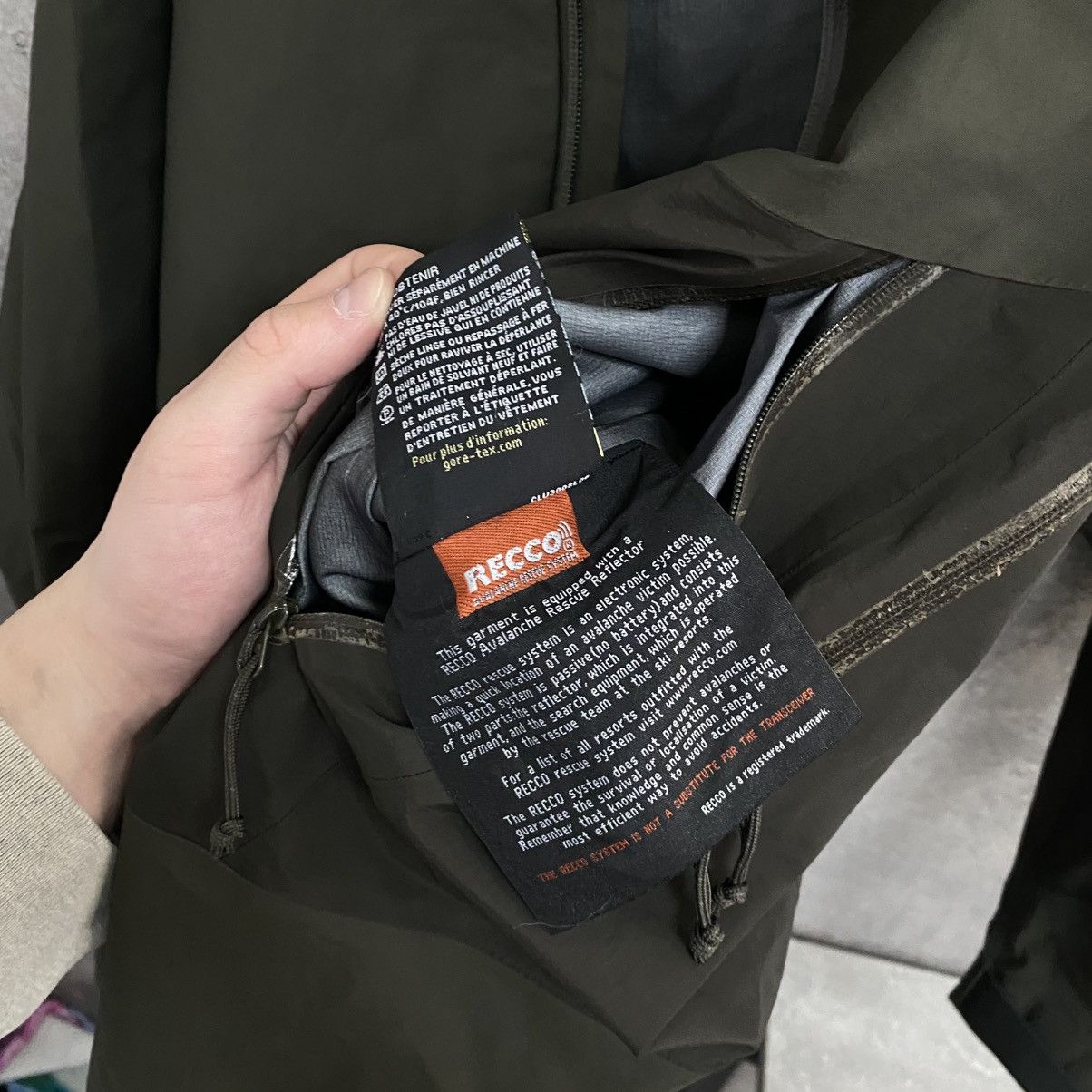 Arc'teryx Men's Arcteryx Beta Gore-Tex Pro Shell Recco Jacket Size US L / EU 52-54 / 3 - 20 Thumbnail