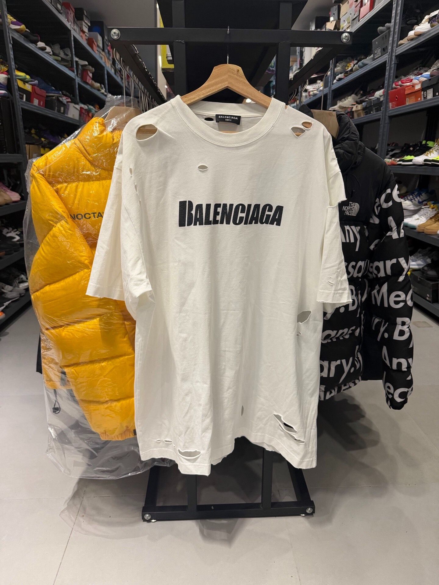 Balenciaga balenciaga classic distressed logo t-shirt Size US S / EU 44-46 / 1 - 5 Thumbnail